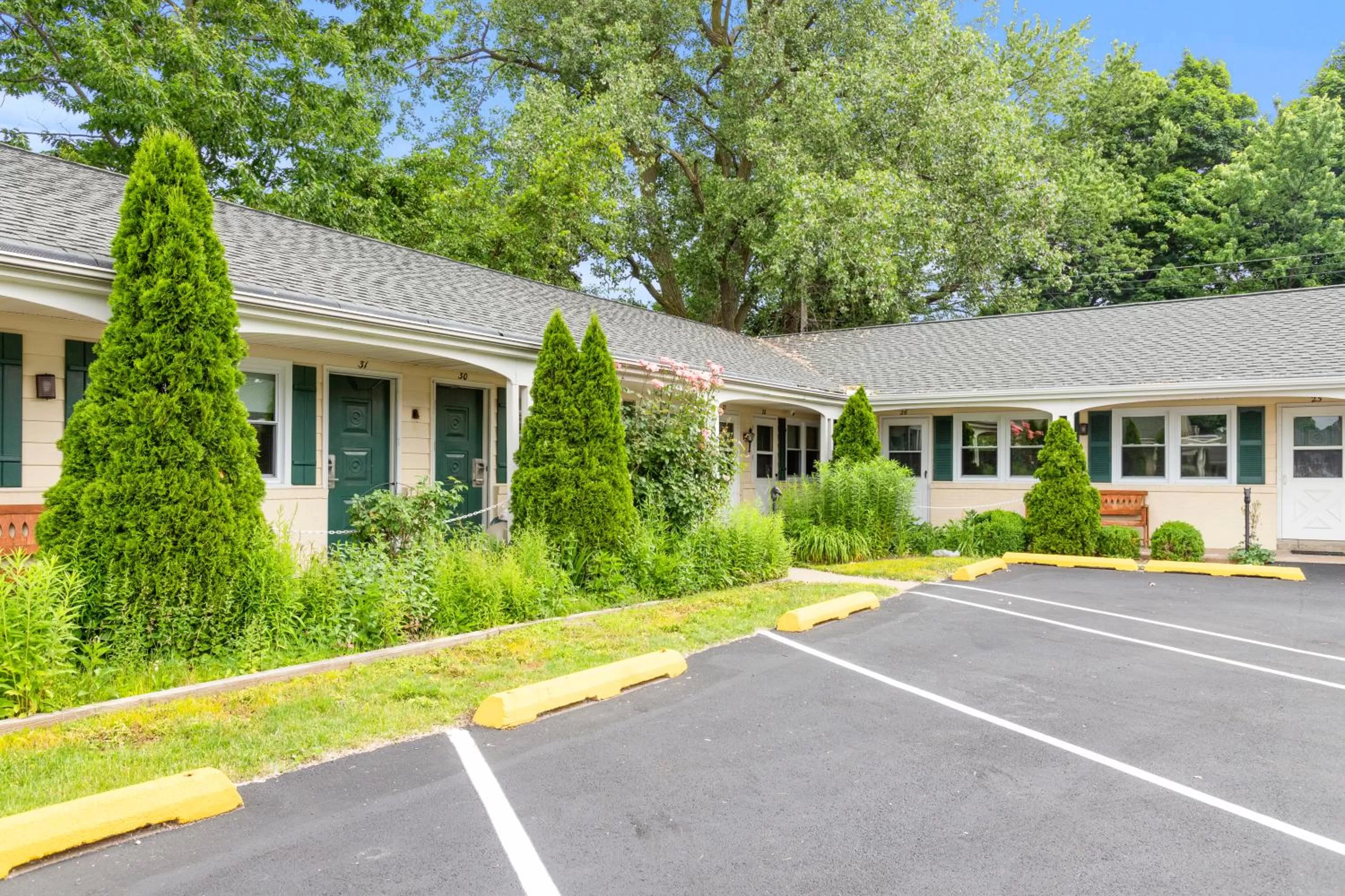 Property building in Glass House Inn Erie Near I-90 & I-79