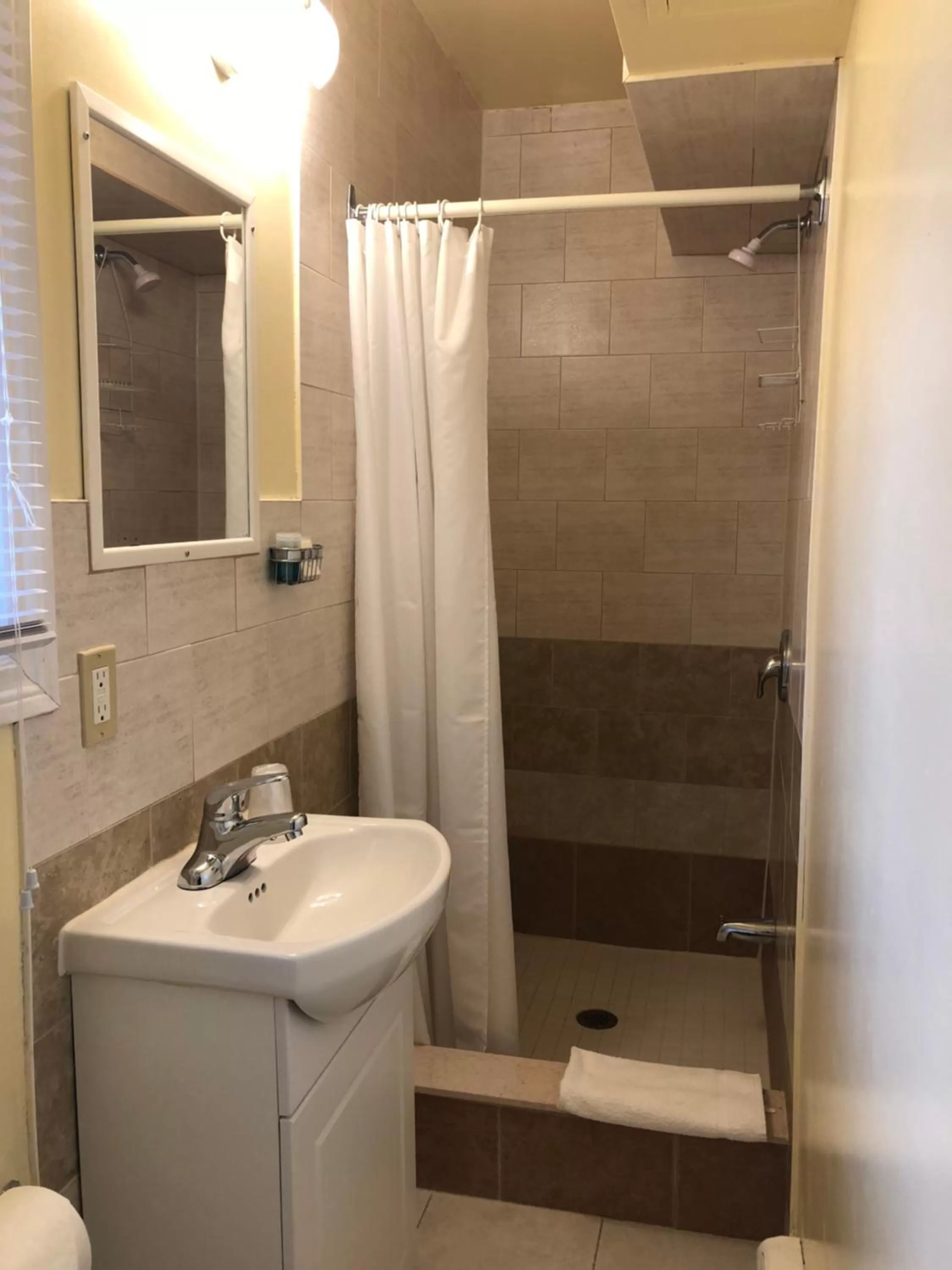 Bathroom in Wasaga Motel Inn