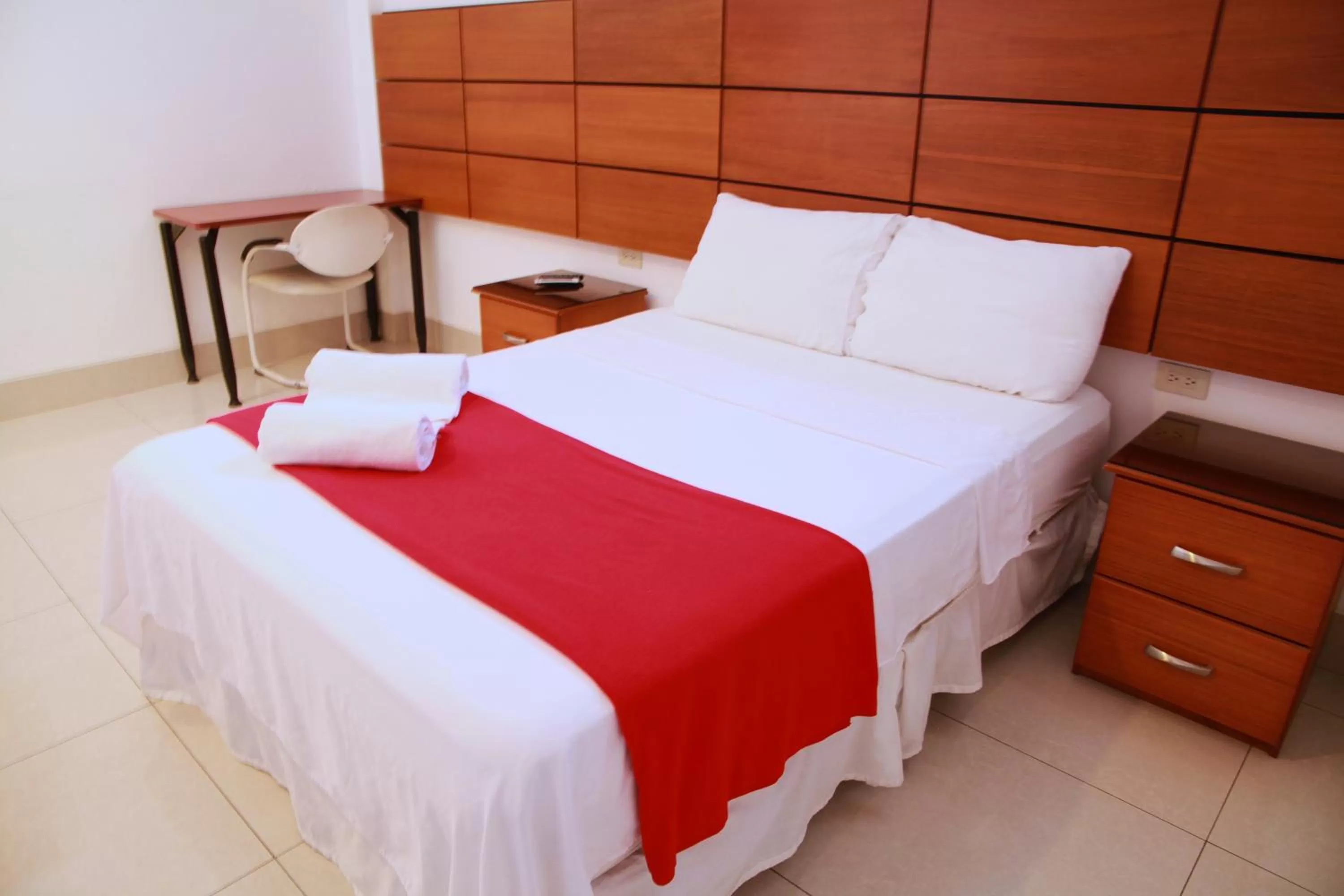 Photo of the whole room, Bed in Hotel Apart Guayaquil Aeropuerto