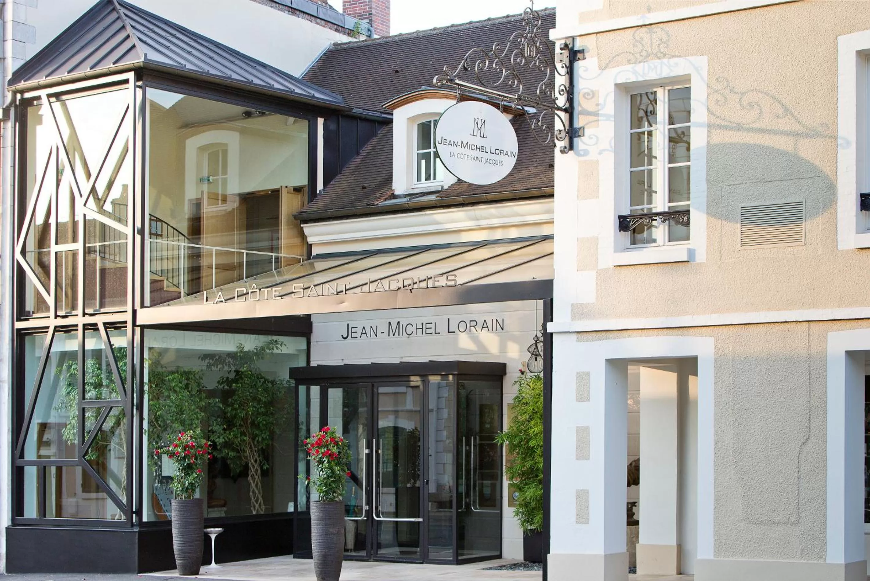 Facade/entrance in La Côte Saint Jacques