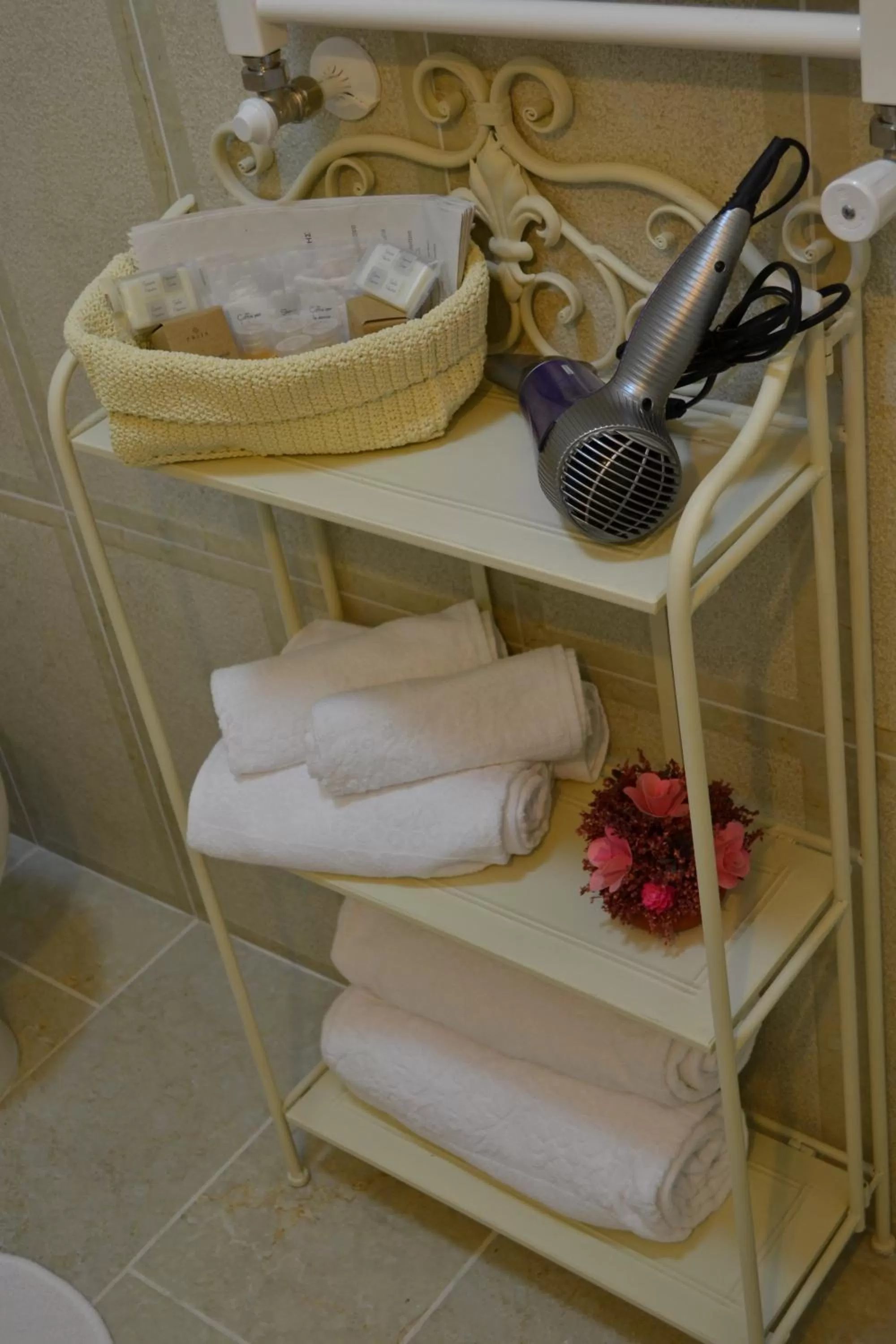 Bathroom in Tucci's Roma Guest House