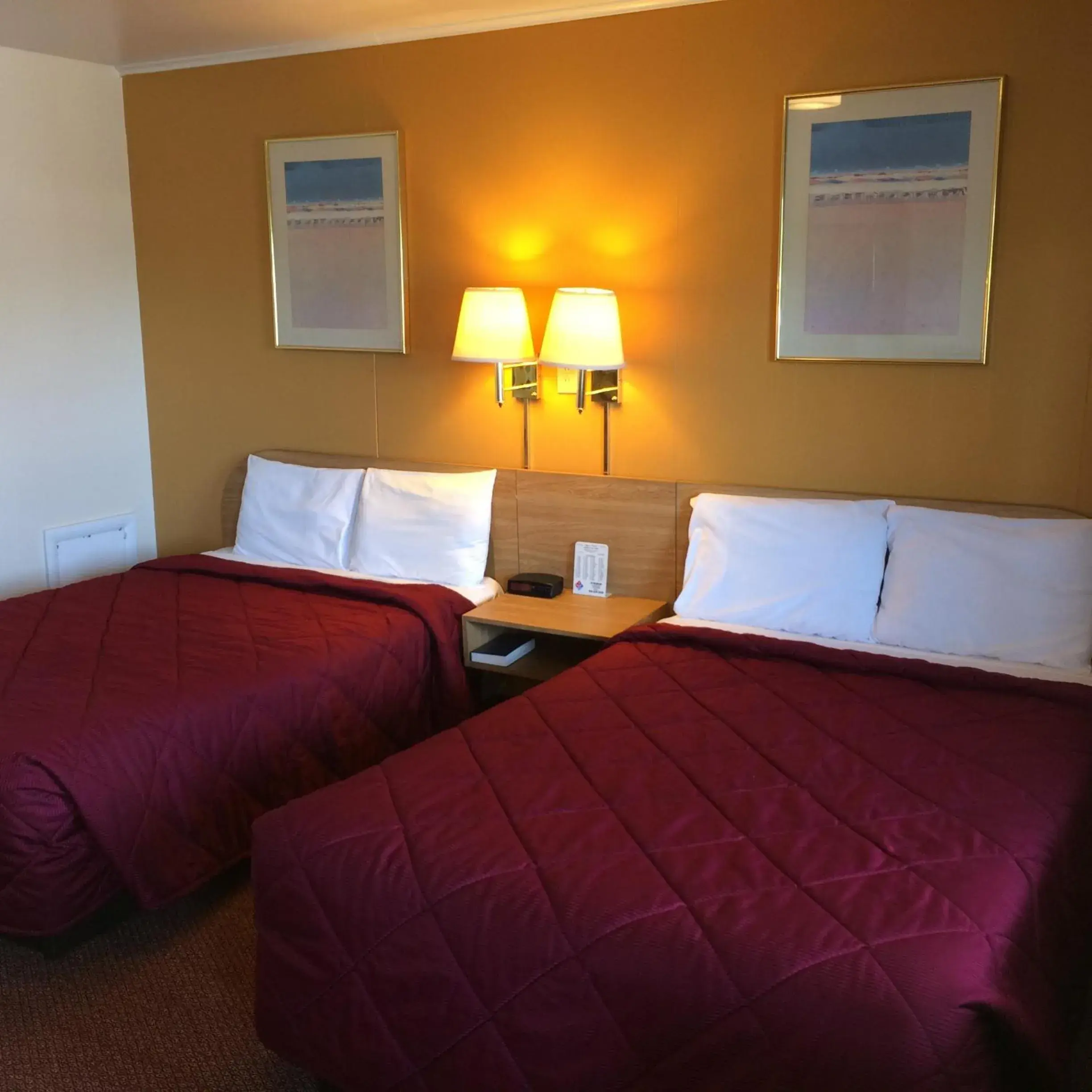 Queen Room with Two Queen Beds - Smoking in Super 7 Motel Queen Room with Two Queen Beds - Smoking in Super 7 Motel