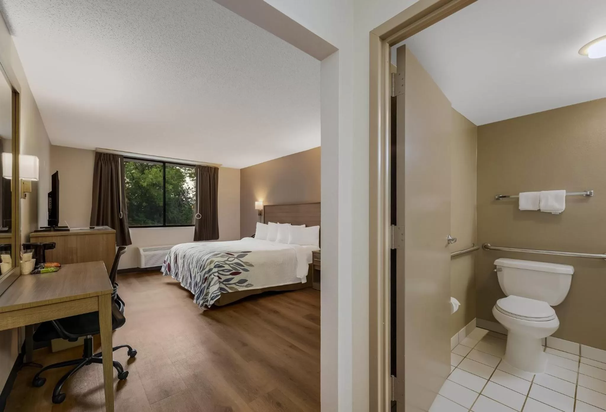 Photo of the whole room, Bed in Red Roof Inn Painted Post