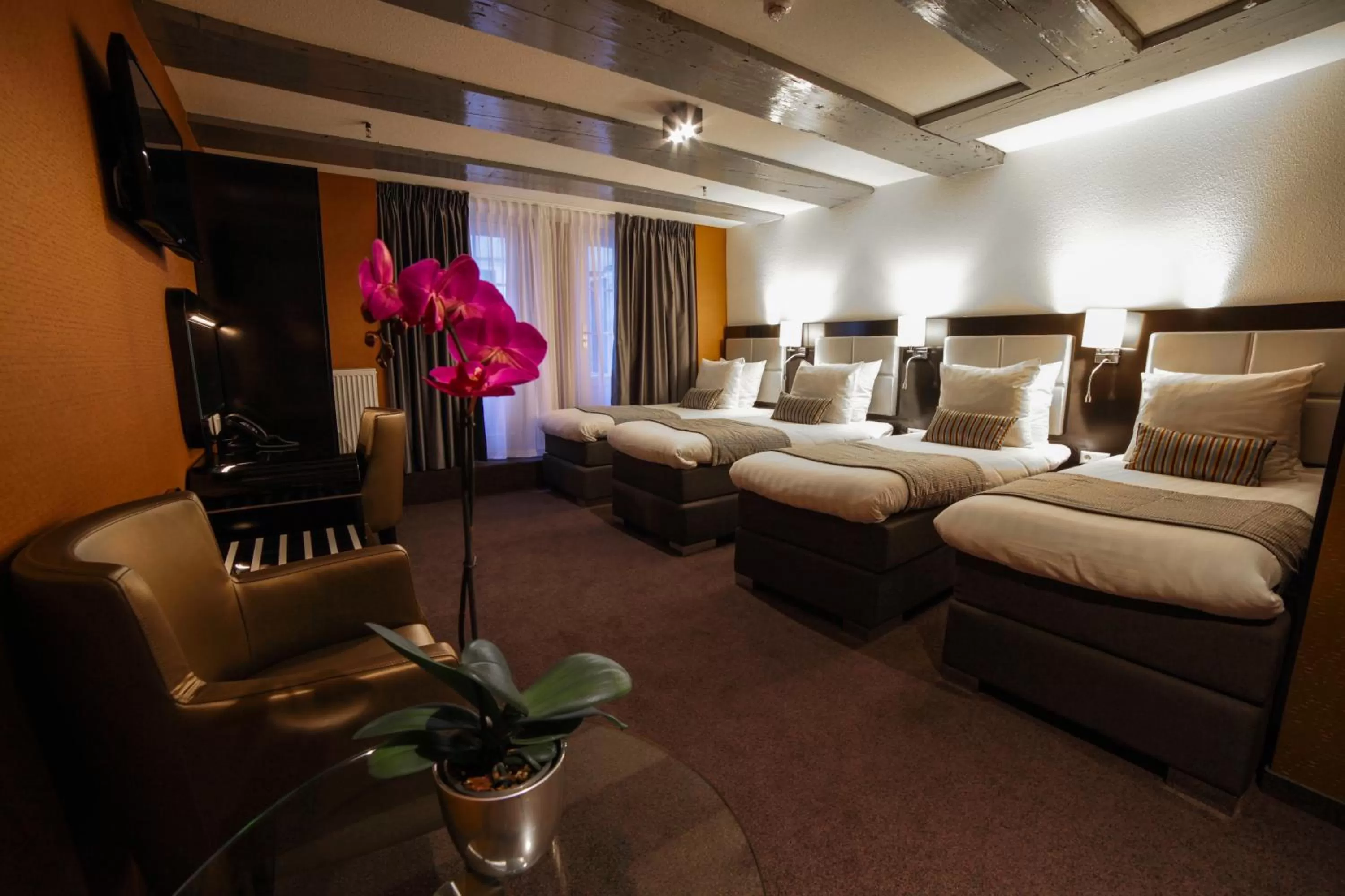 Photo of the whole room, Bed in Hotel Mansion