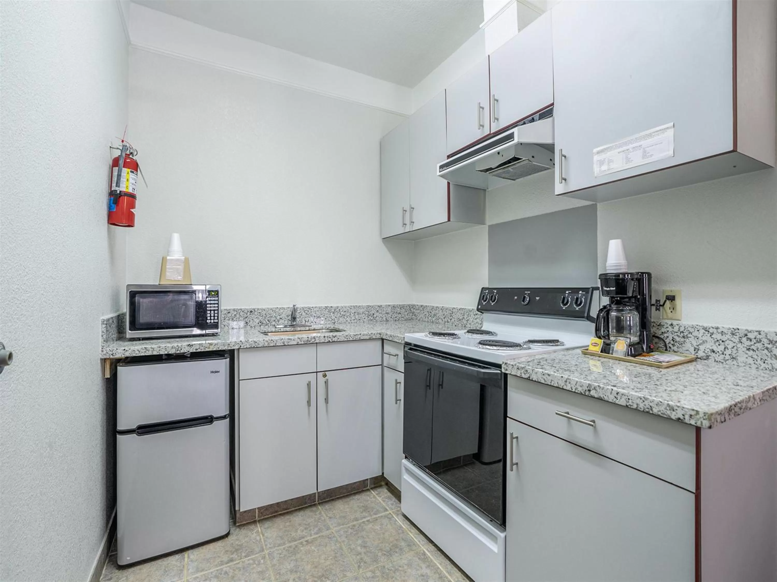 Days Inn & Suites by Wyndham Webster NASA-ClearLake-Houston