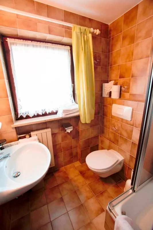 Bathroom in Zirbelstube