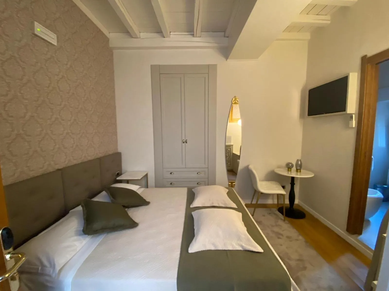 TV and multimedia, Bed in Condotti Rooms