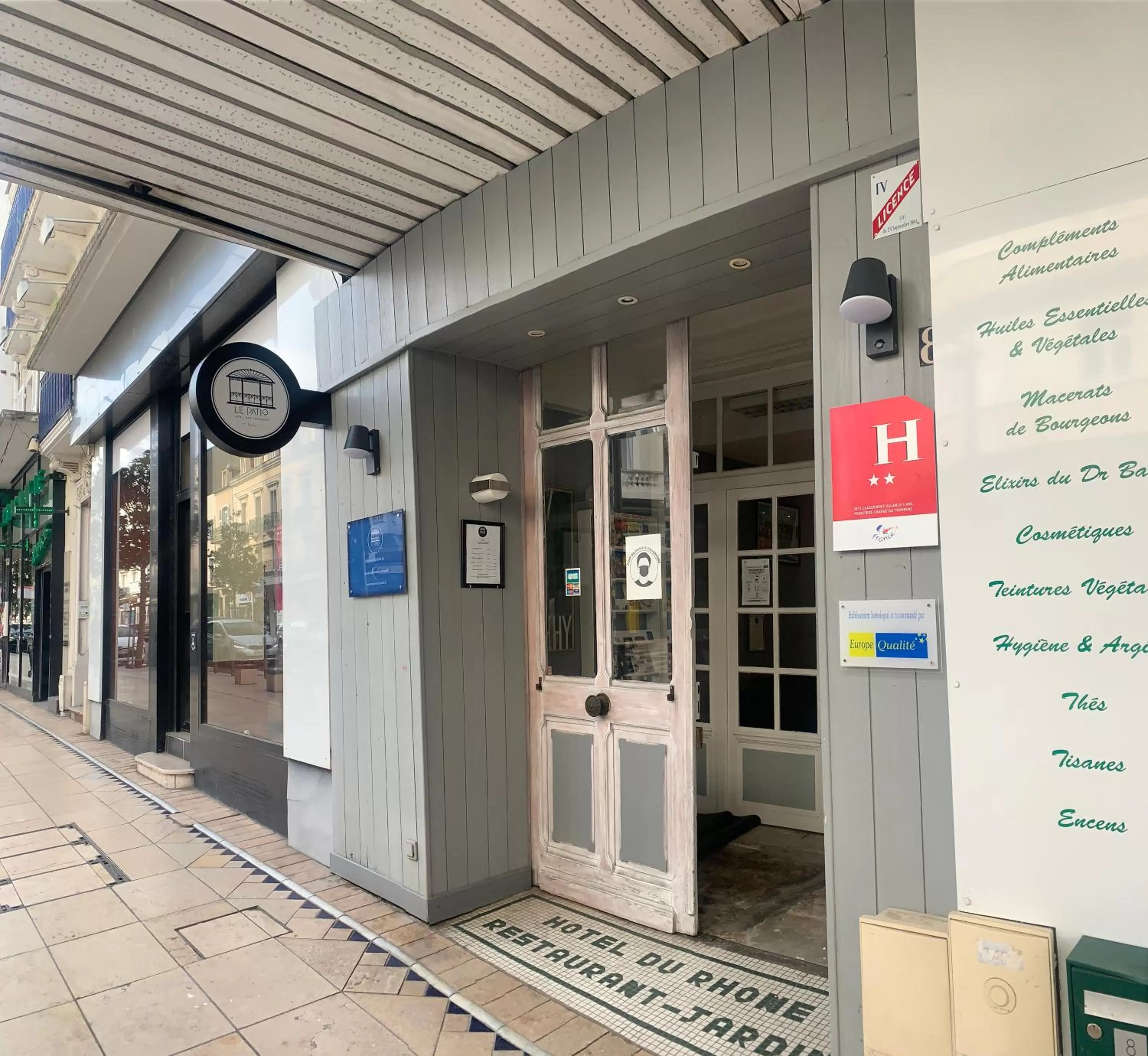 Facade/entrance in Hôtel & Restaurant Le Patio VICHY
