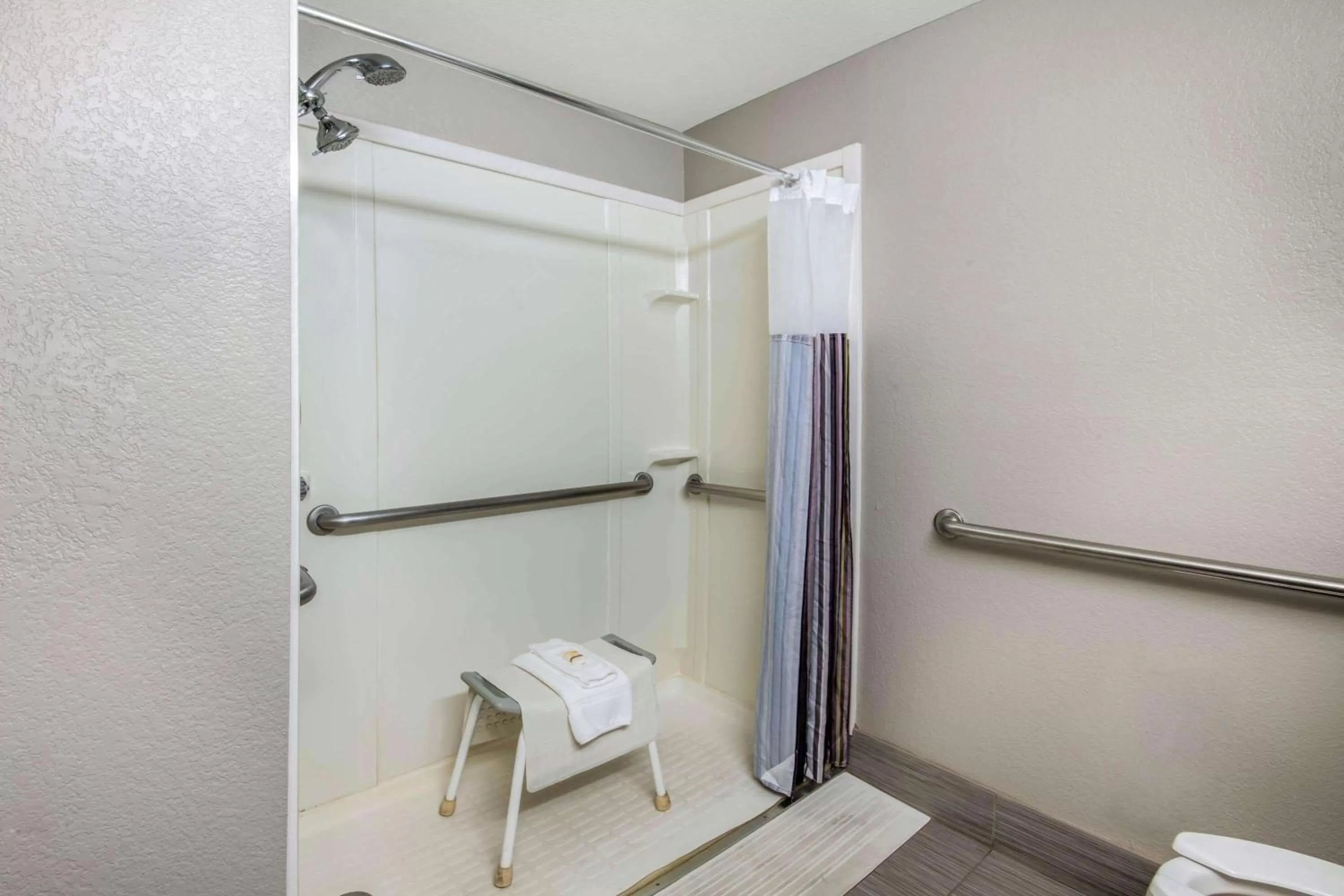 Shower in La Quinta Inn by Wyndham San Antonio Brooks City Base