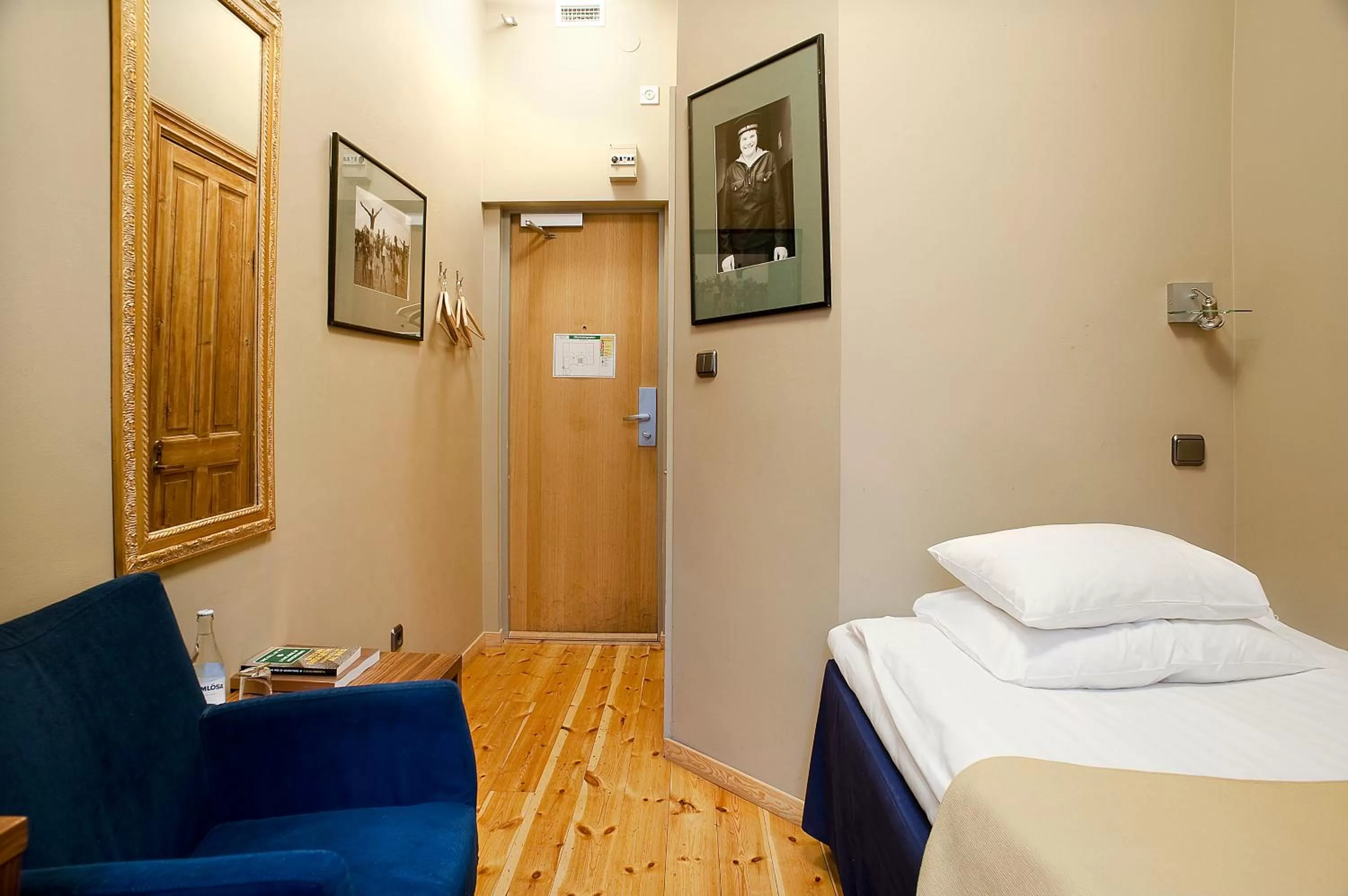 Property building, Bed in Hotel Hellsten