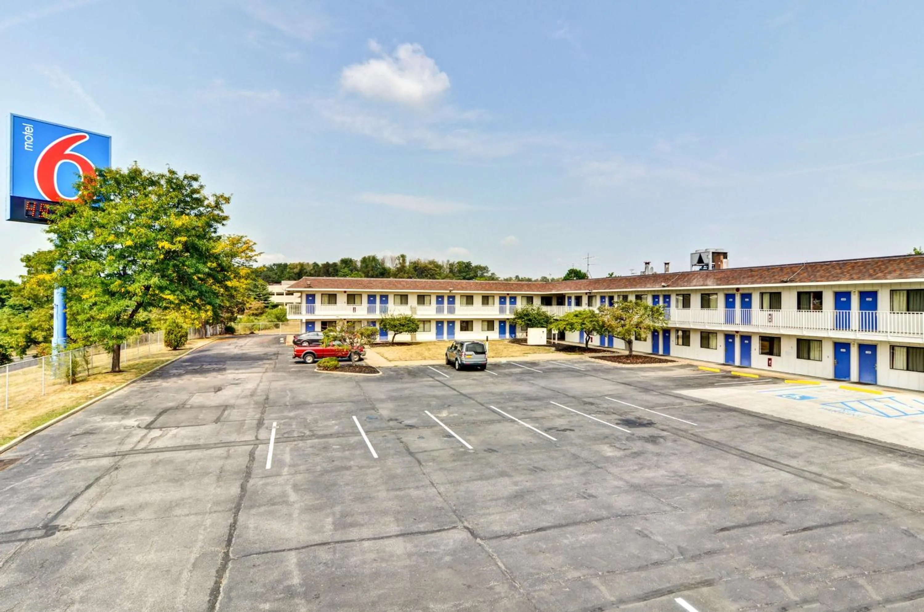 Property building in Motel 6-Pittsburgh, PA - Crafton