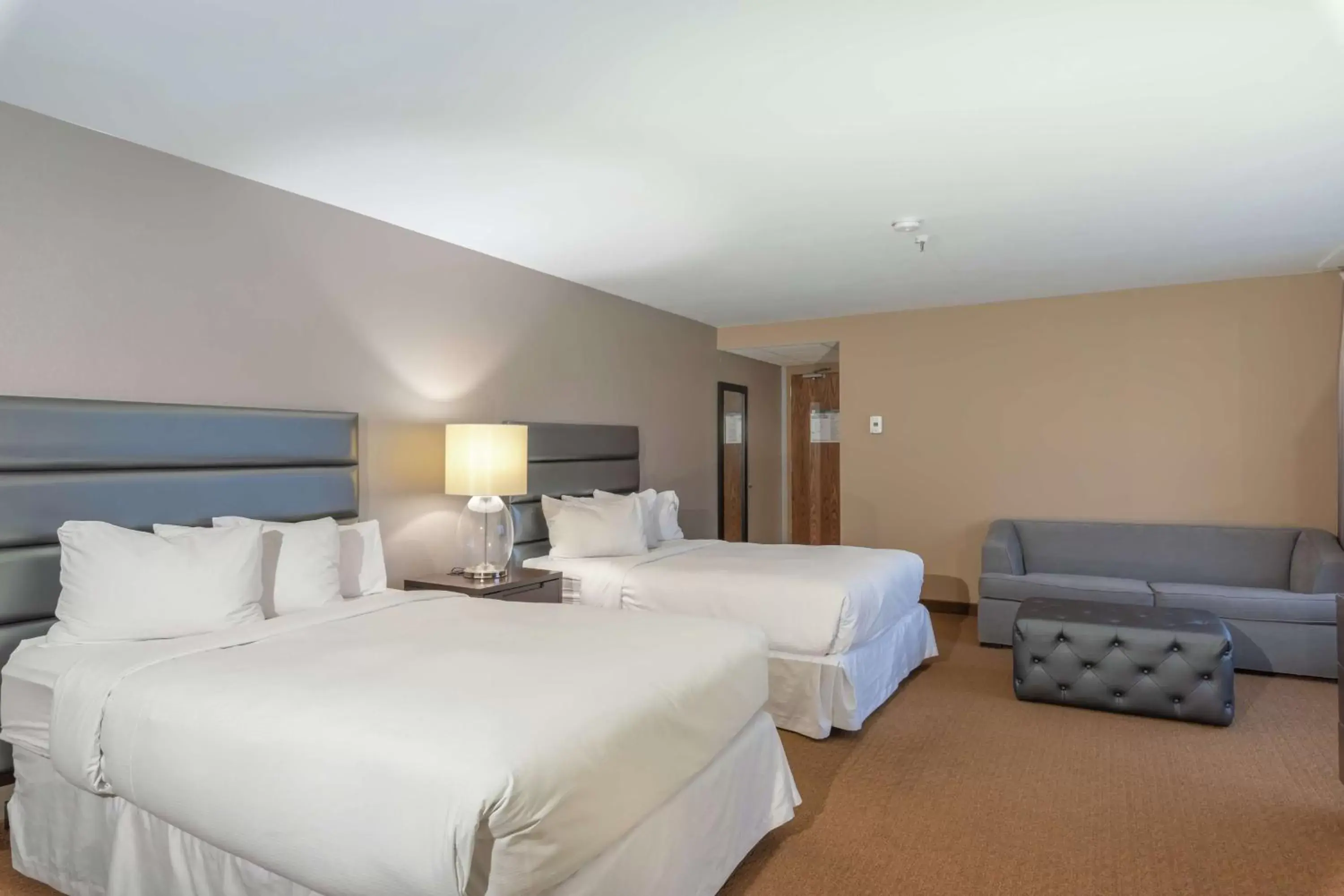 Corner Double Room with Two Double Beds in DoubleTree by Hilton Bloomington Minneapolis South Corner Double Room with Two Double Beds in DoubleTree by Hilton Bloomington Minneapolis South
