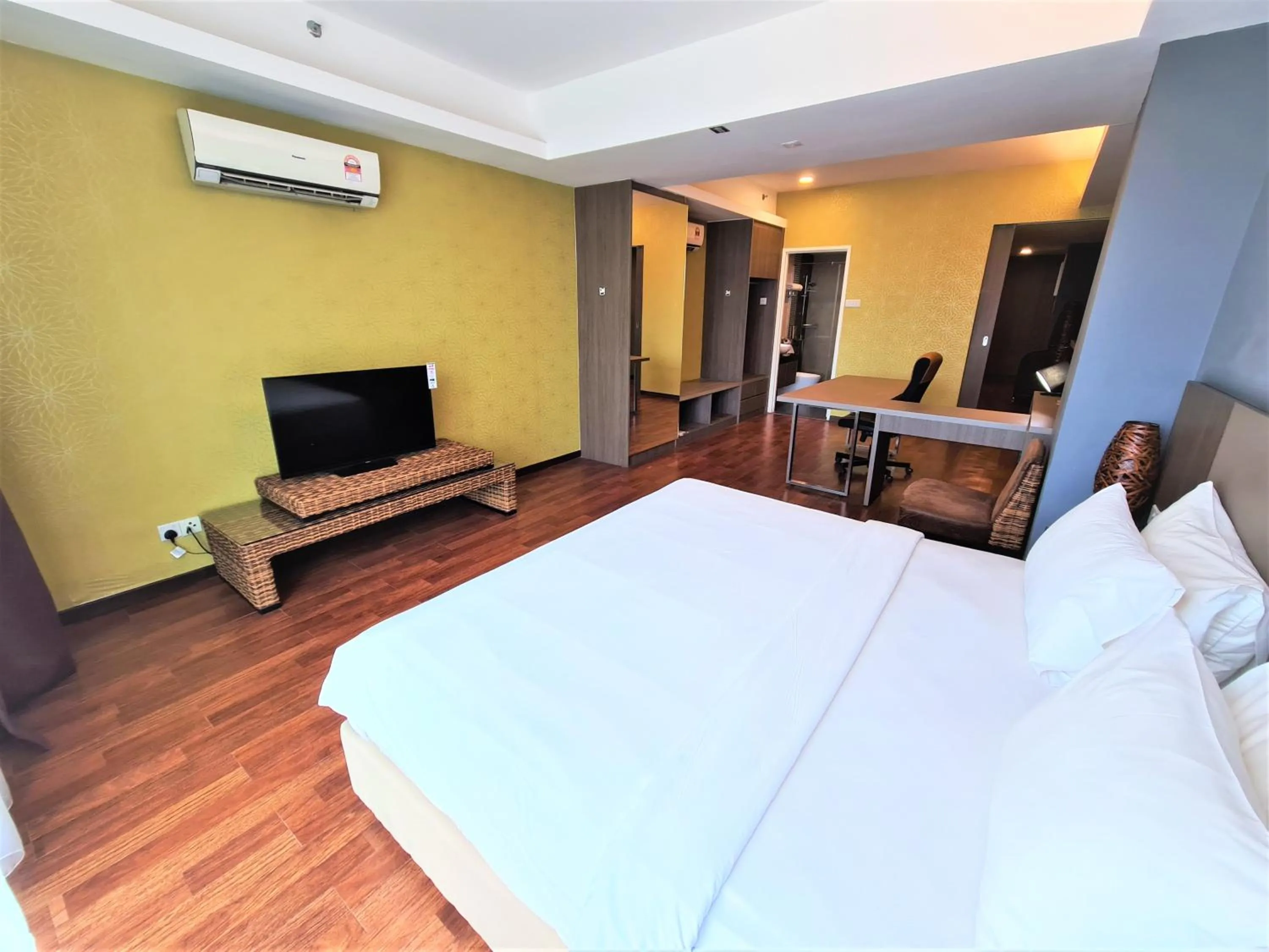 Bedroom, Bed in Nexus Regency Suites & Hotel