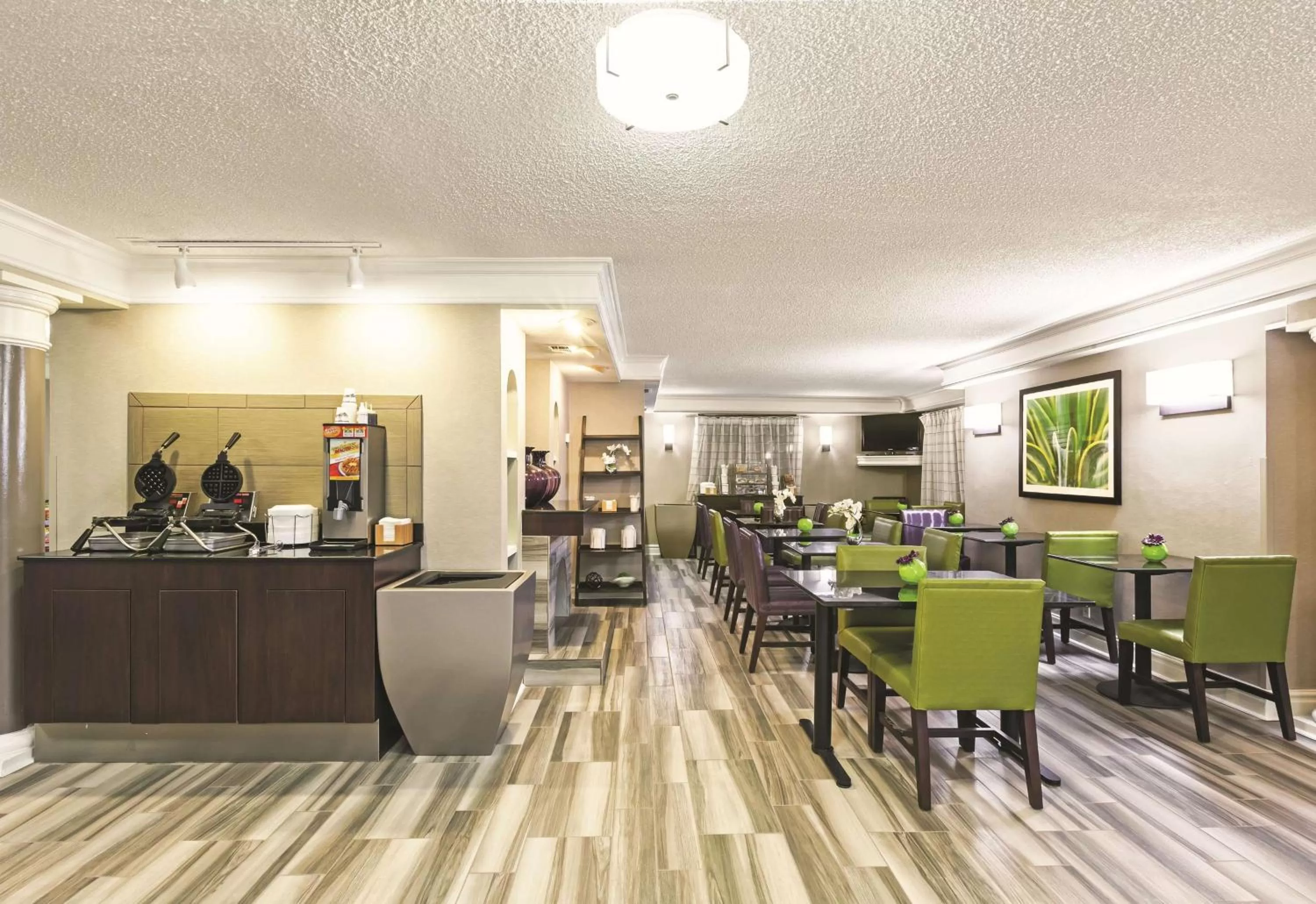 Restaurant/places to eat in La Quinta Inn by Wyndham Midland
