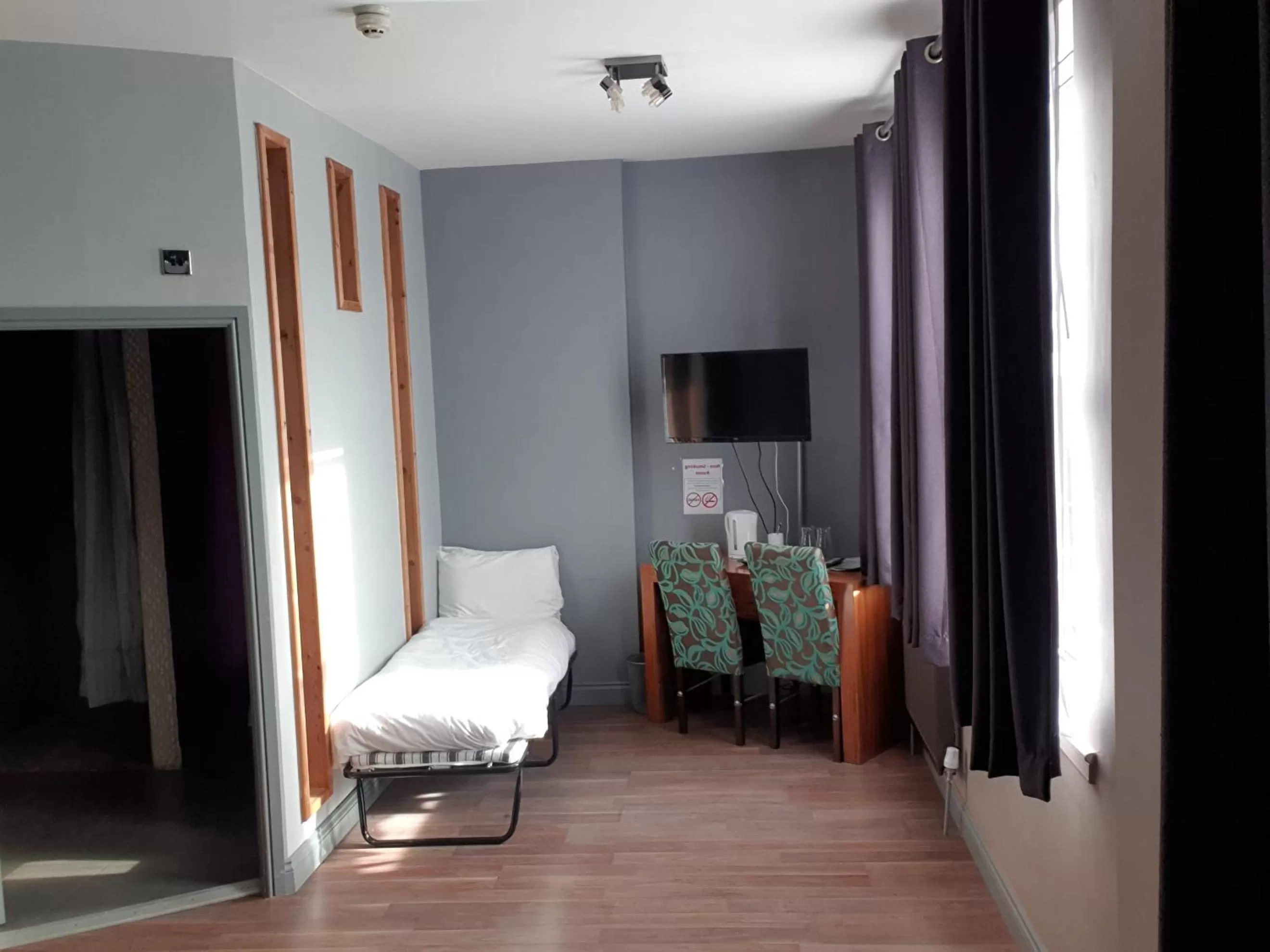 TV and multimedia, Bed in Bennetts Hotel