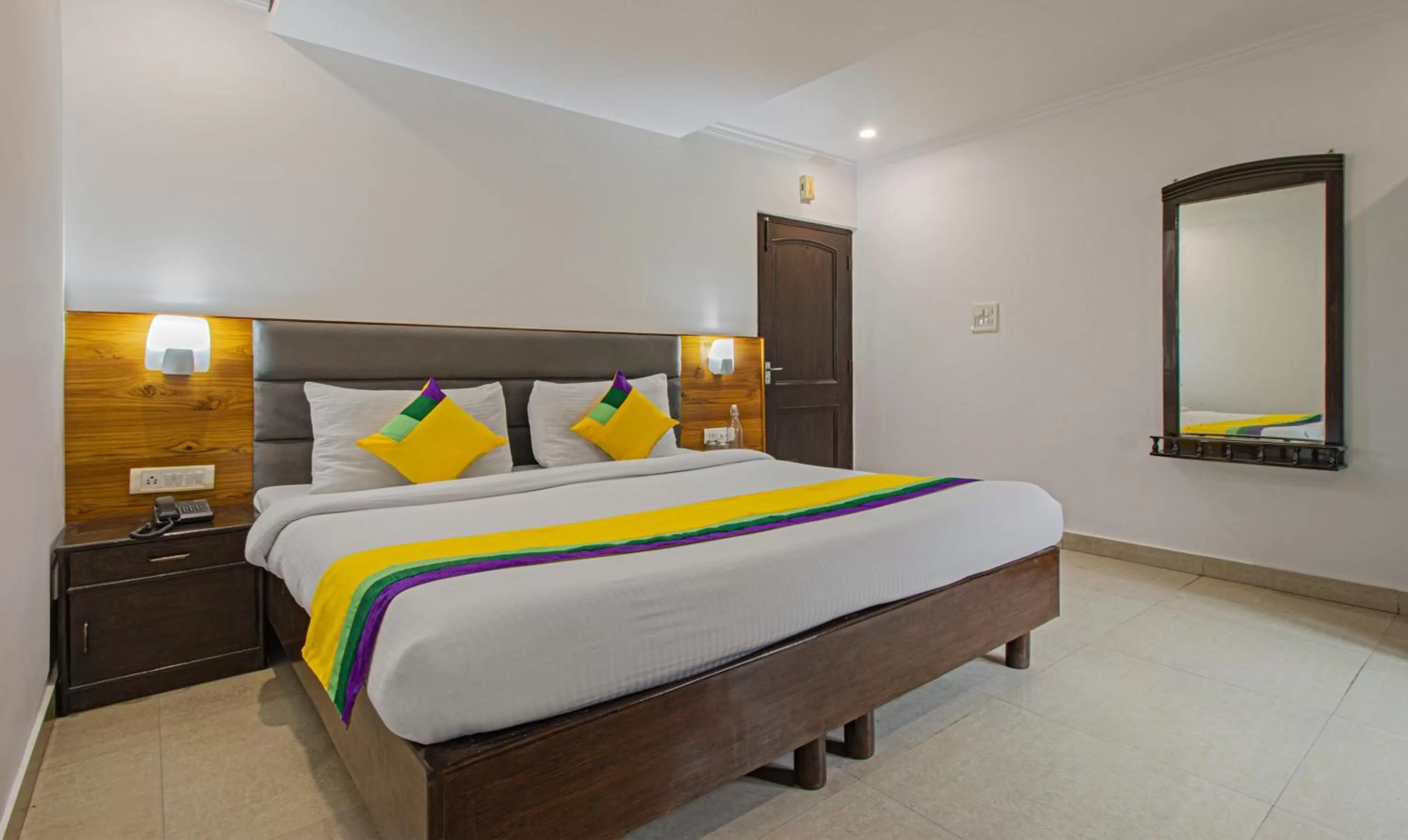 Bedroom, Bed in Itsy Hotels Peak View, 300 Mts From Mall Road
