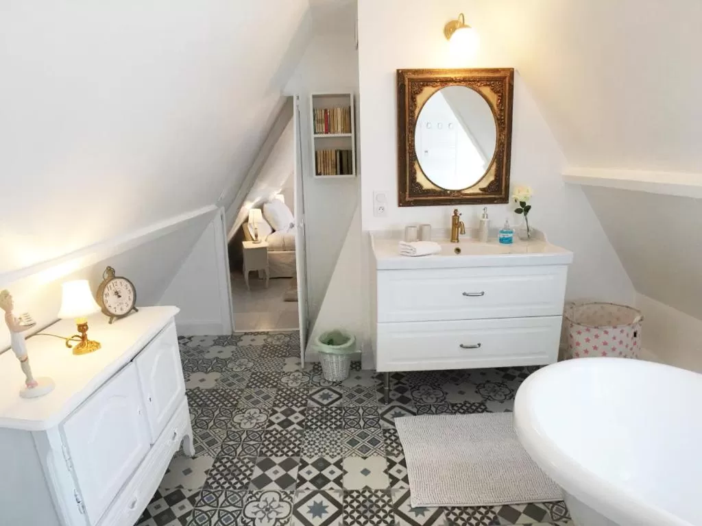 Bathroom in La Romance et la Romanesque