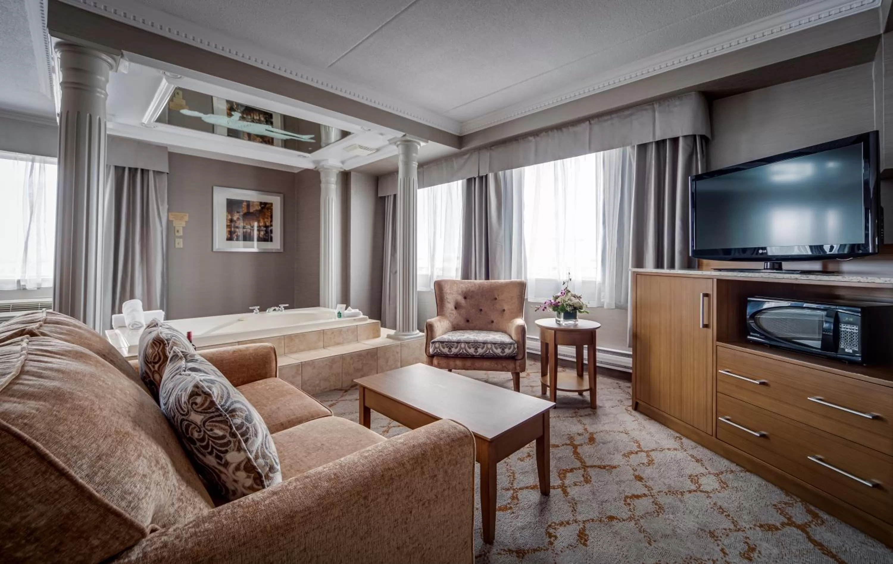 Living room, Bed in Monte Carlo Inn Vaughan Suites