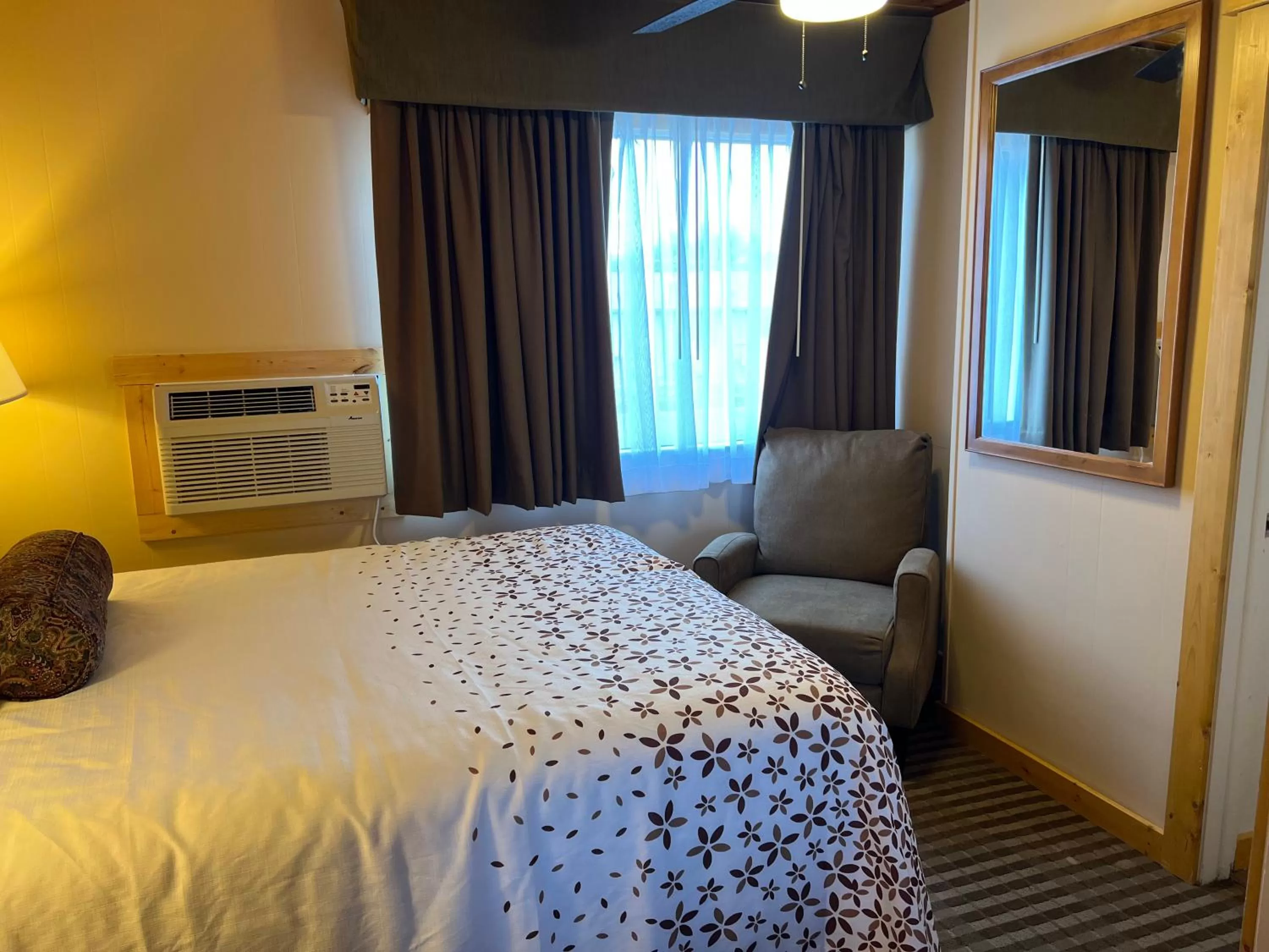 Bed in Estes Mountain Inn