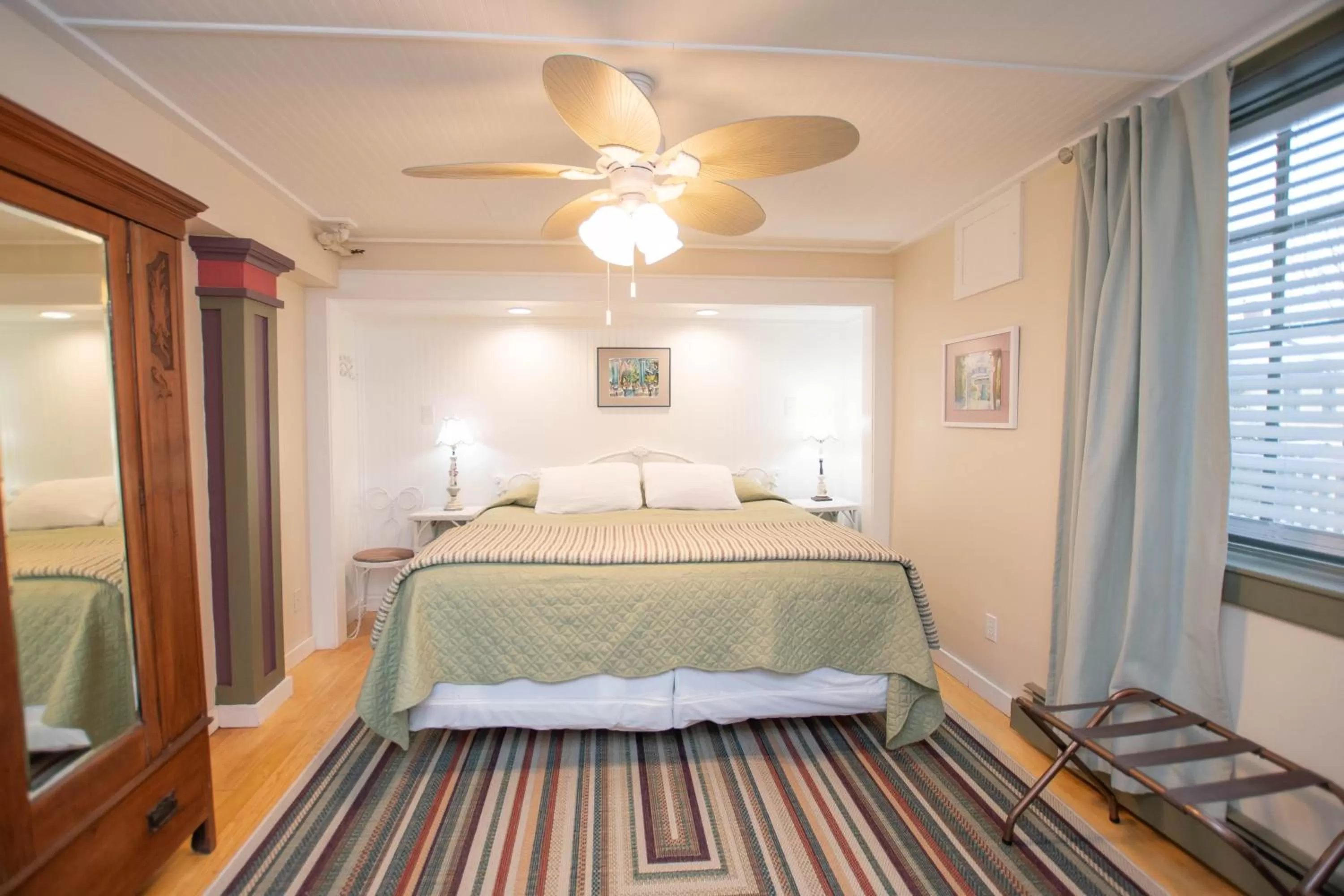 Bed in Terrace Inn and 1911 Restaurant