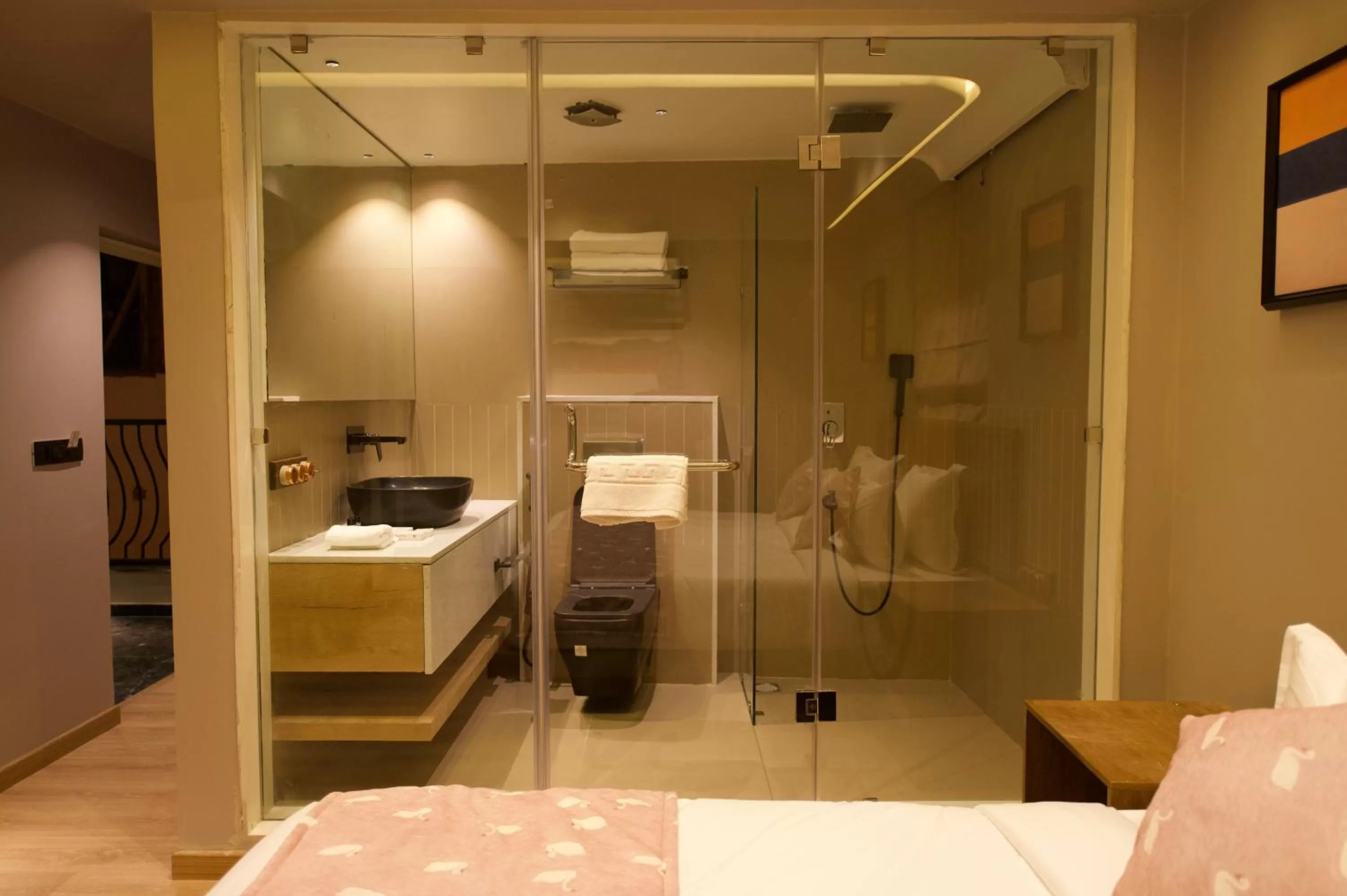 Shower, Bed in The Red Pier - My Downtown Hotels