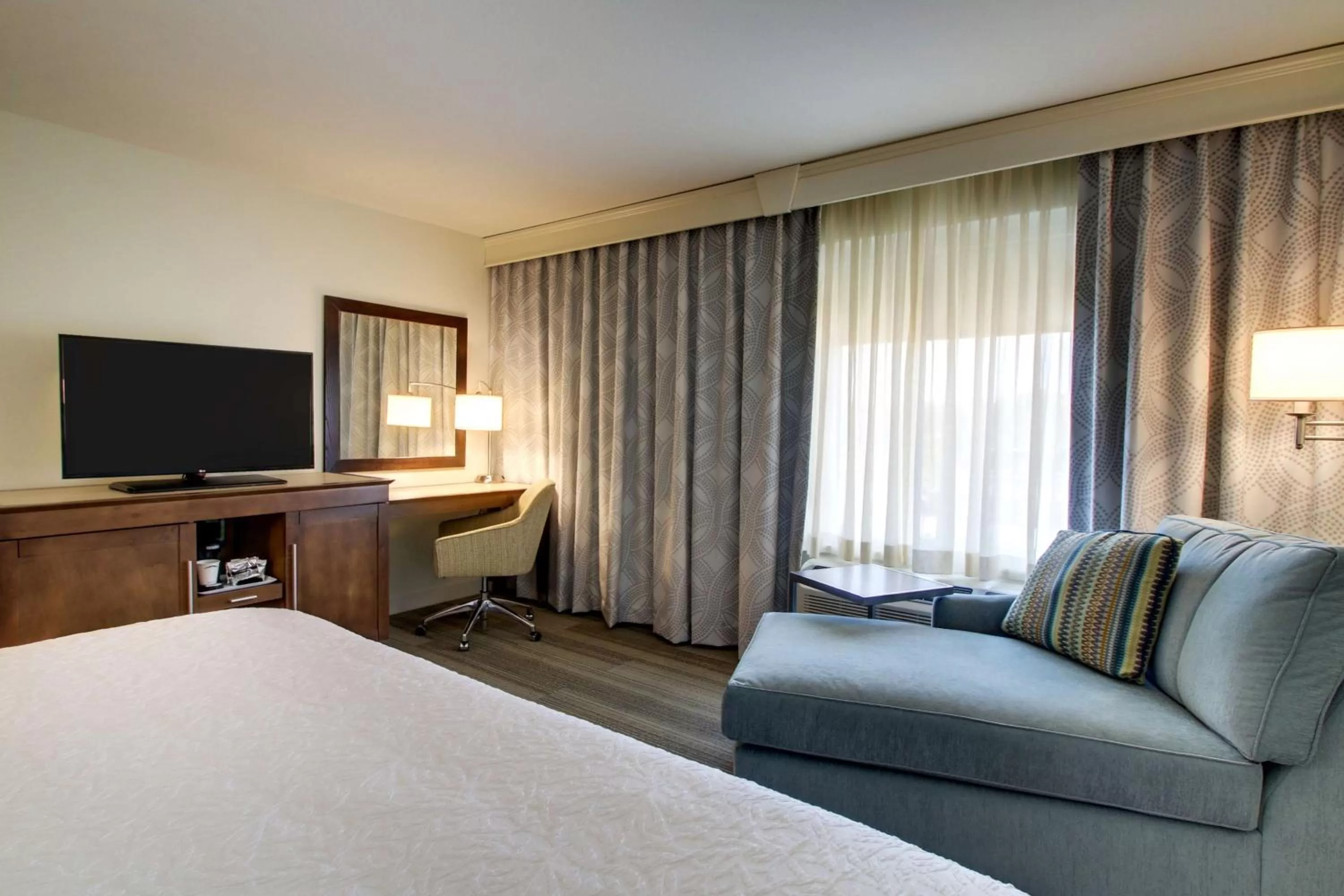 Living room, Bed in Hampton Inn & Suites Milwaukee West