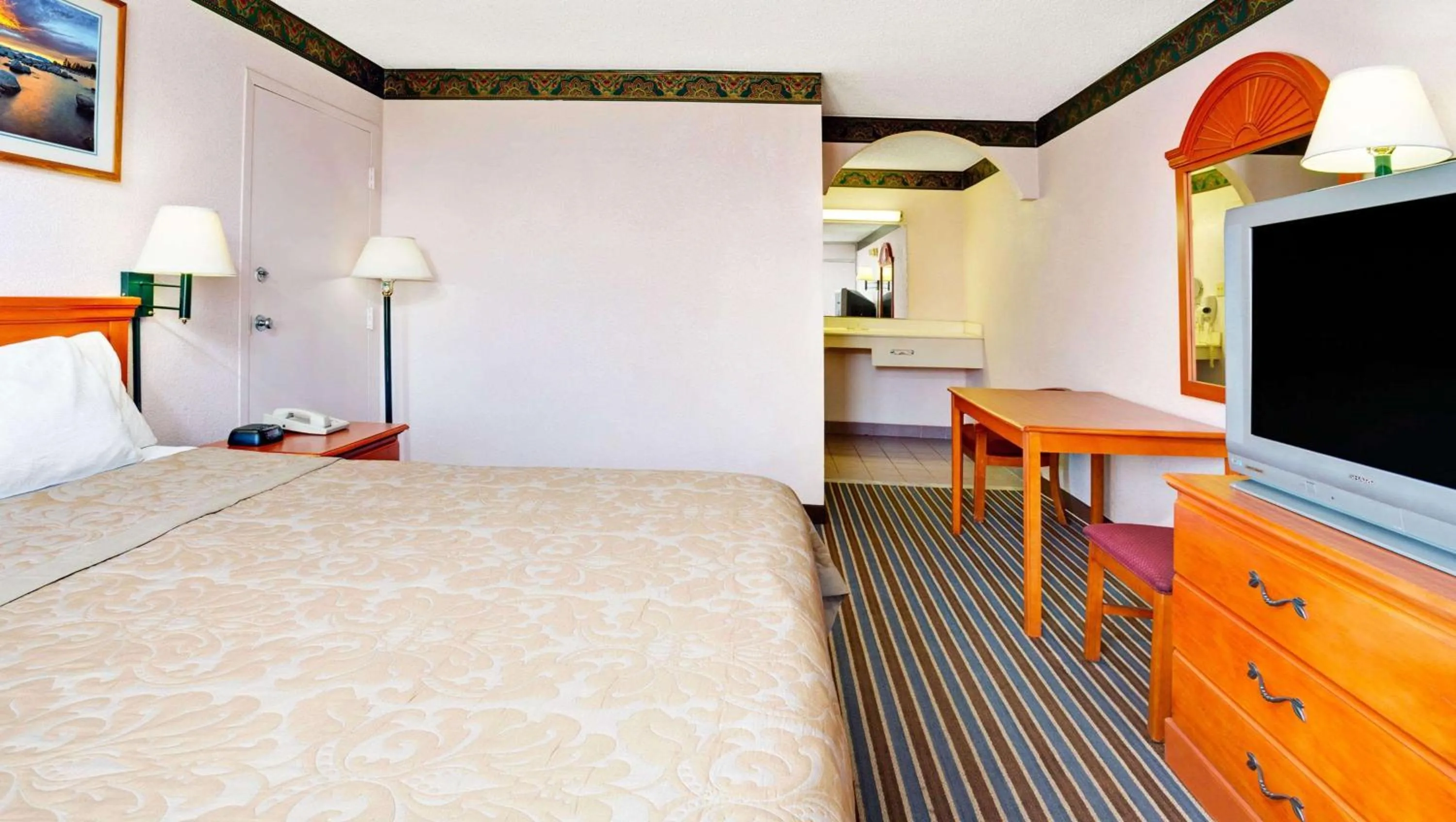 Photo of the whole room, Bed in Magnuson Hotel Jacksonville Downtown