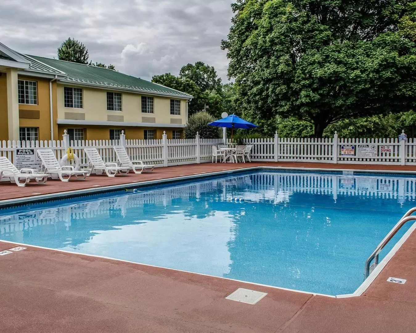 Swimming pool in Baymont by Wyndham Harrisburg