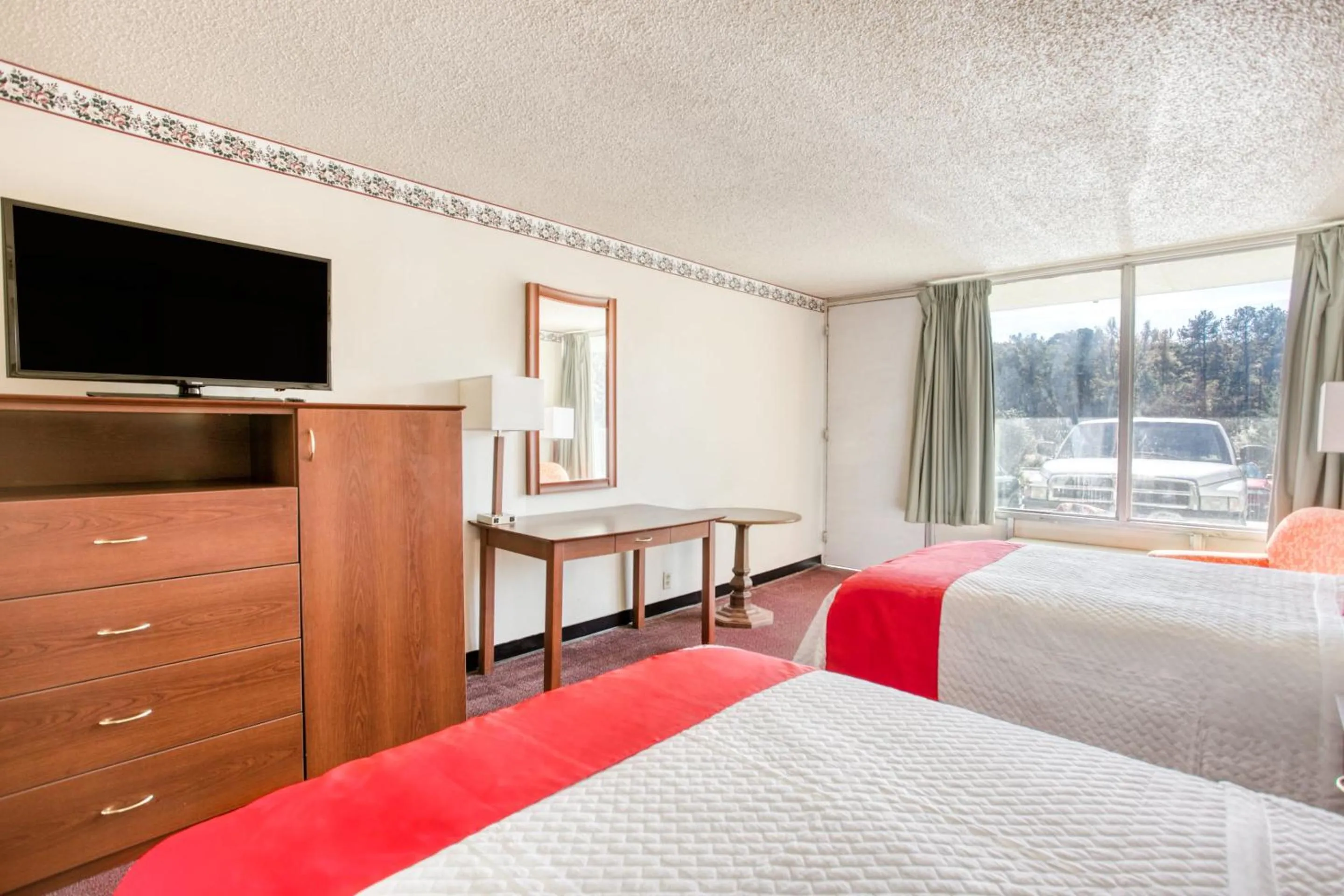 Bedroom, Bed in OYO Hotel Petersburg VA - Templeton