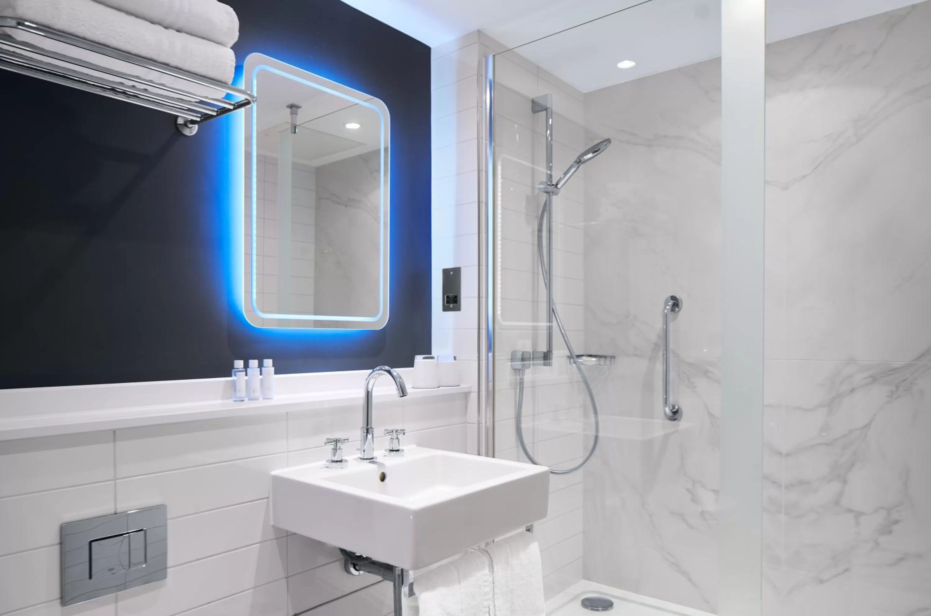 Shower in Strand Palace