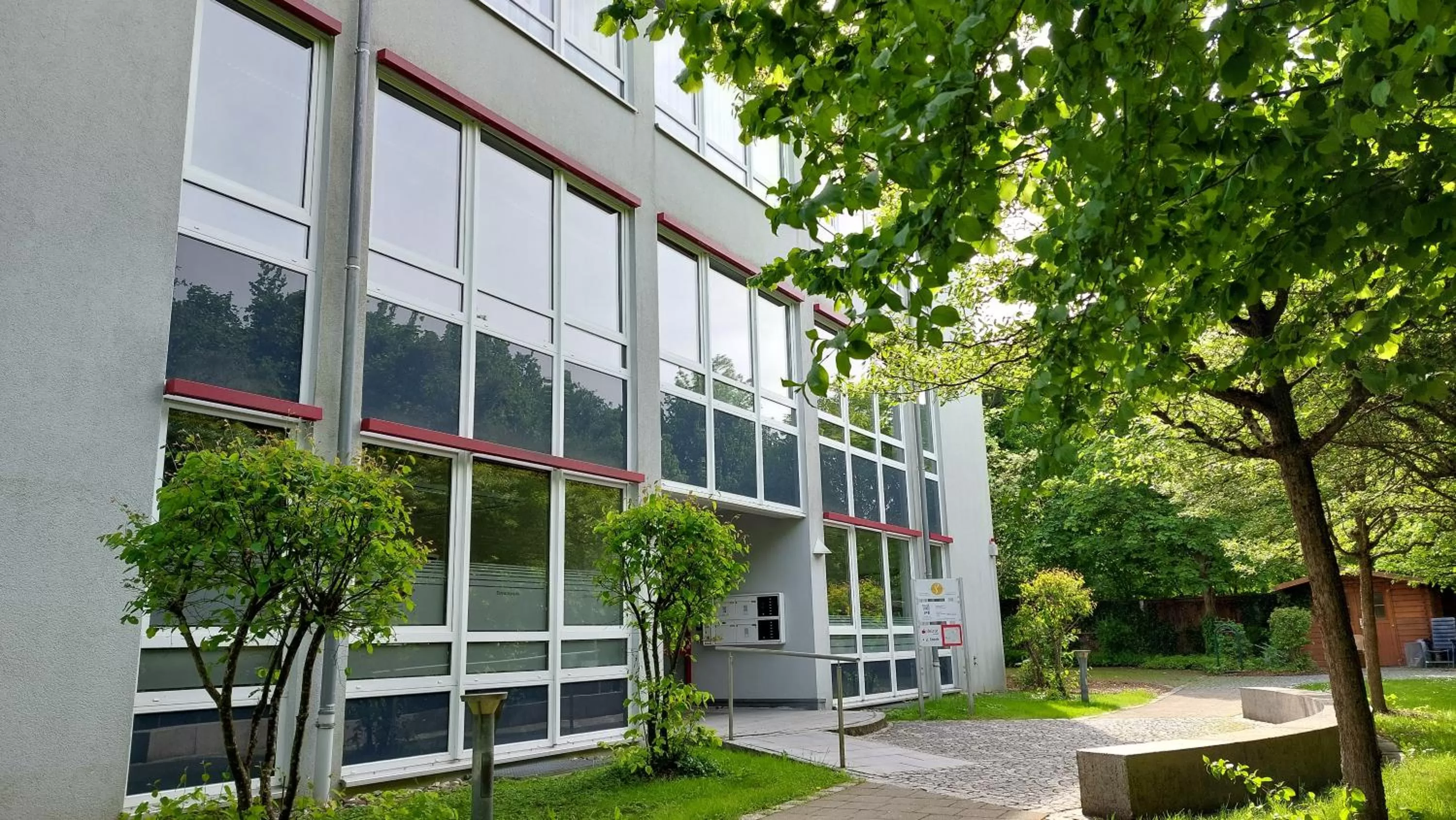 Facade/entrance in Hotel-Etage Apfelrot