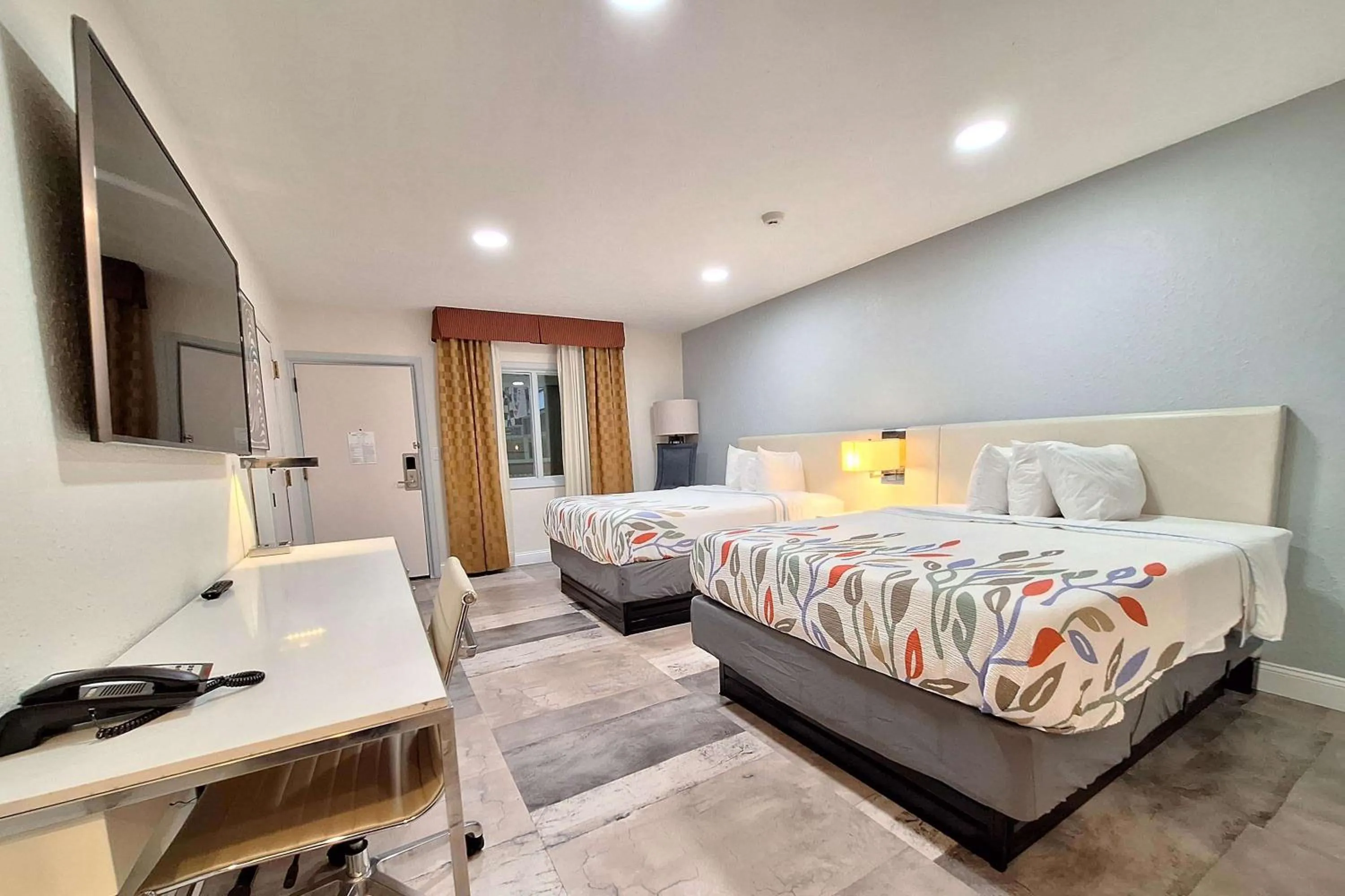 Photo of the whole room, Bed in Travelodge by Wyndham Indianapolis Speedway