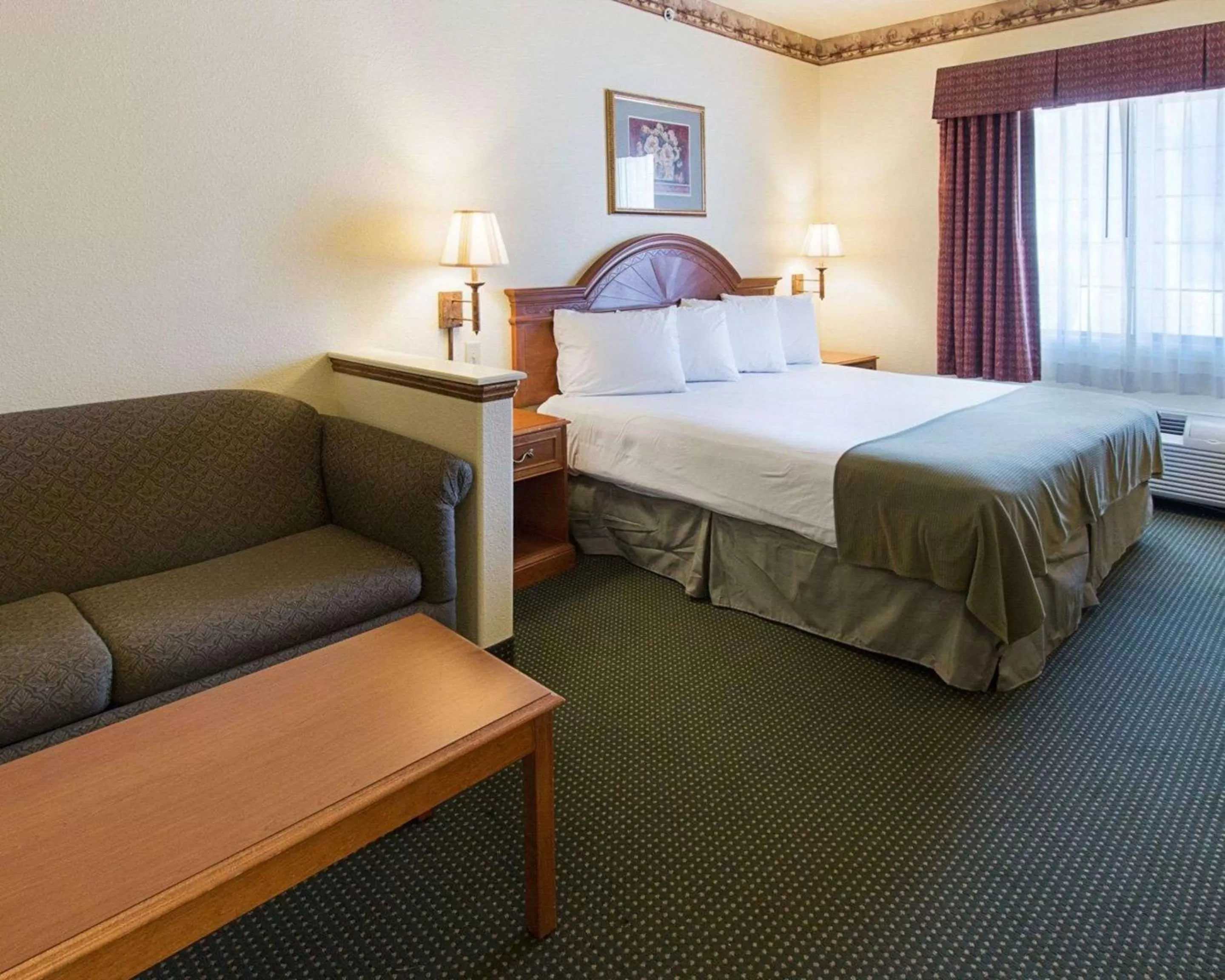 Photo of the whole room, Bed in Quality Inn & Suites Glen Rose