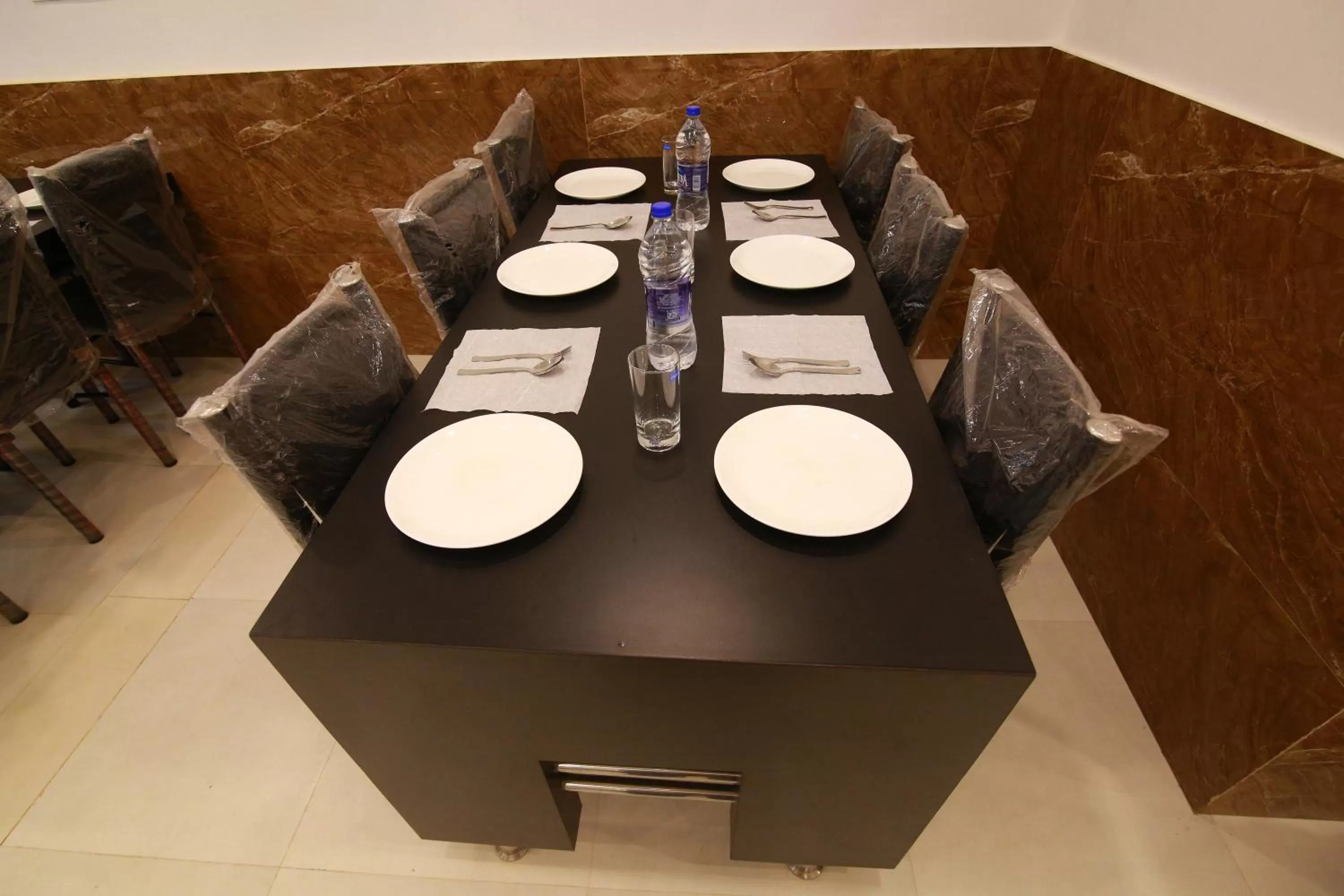 Restaurant/places to eat in Gateway Airport Hotel