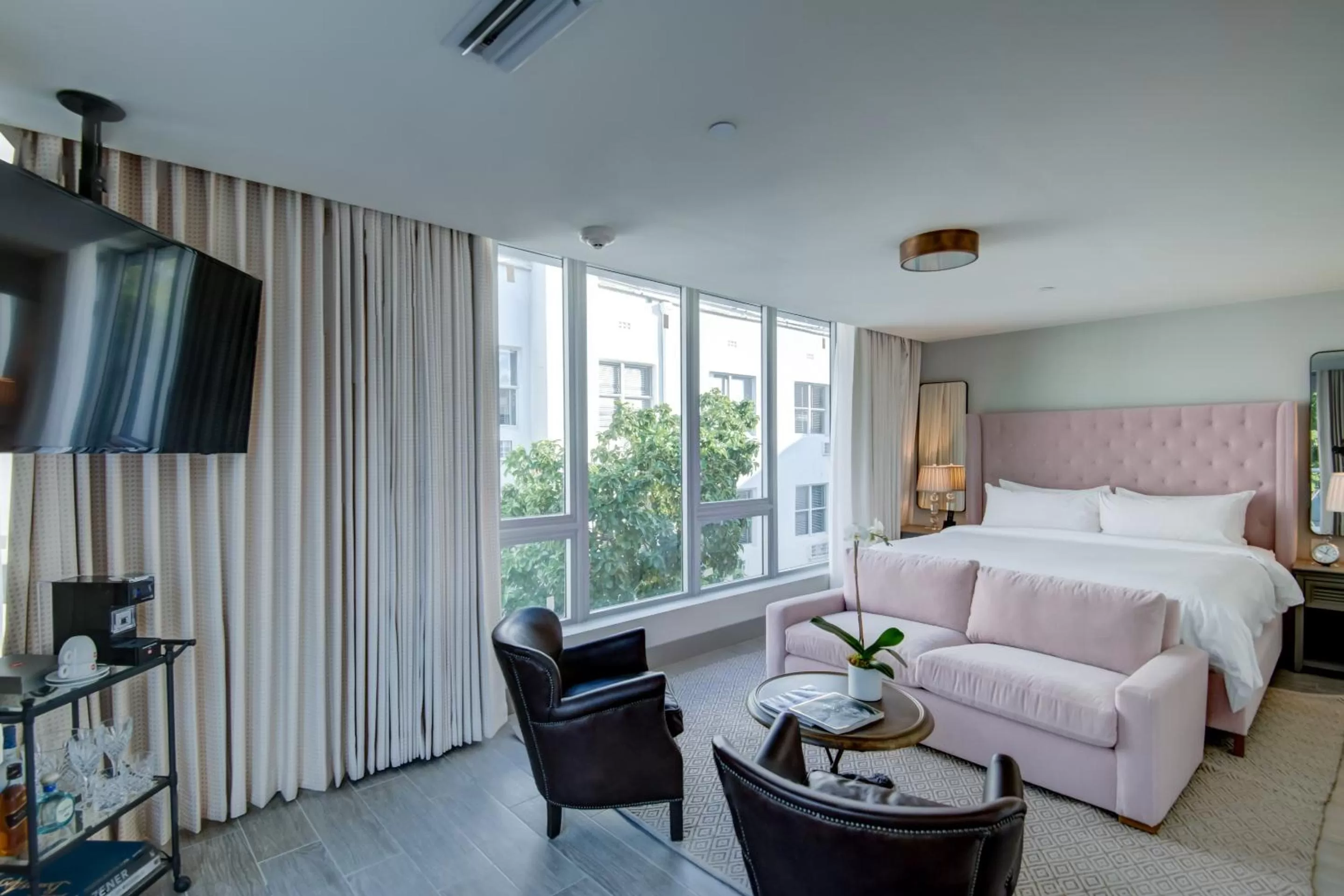 Photo of the whole room, Bed in The Plymouth South Beach