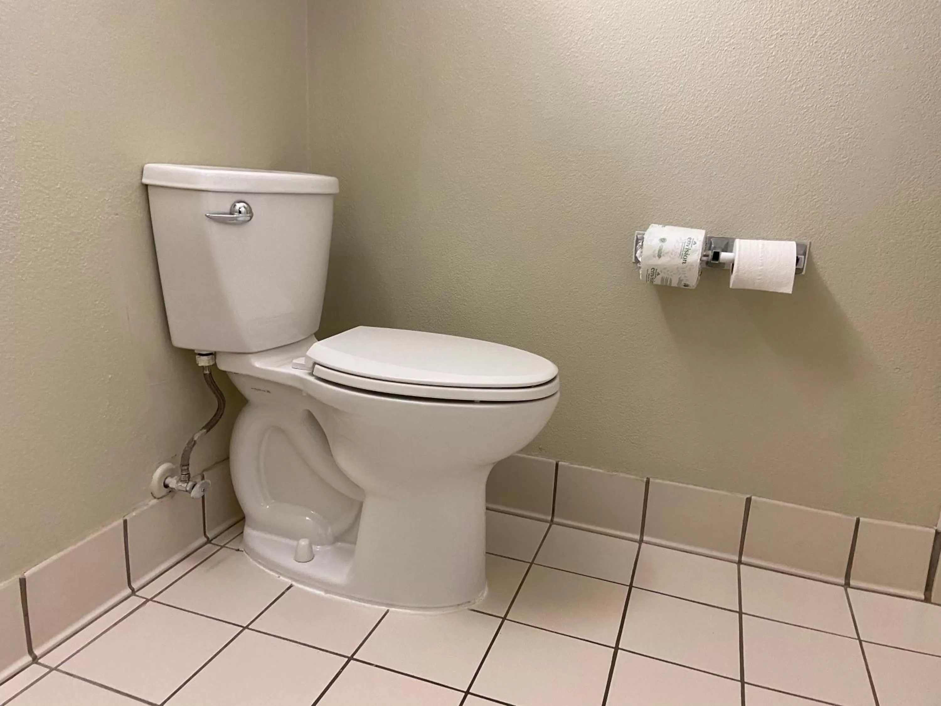 Toilet in Clarion Inn Harpers Ferry-Charles Town