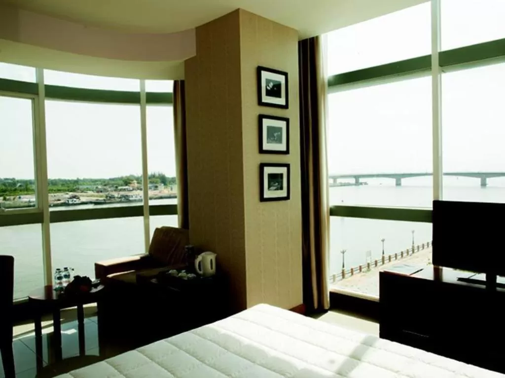 Communal lounge/ TV room, TV/Entertainment Center in River Hotel