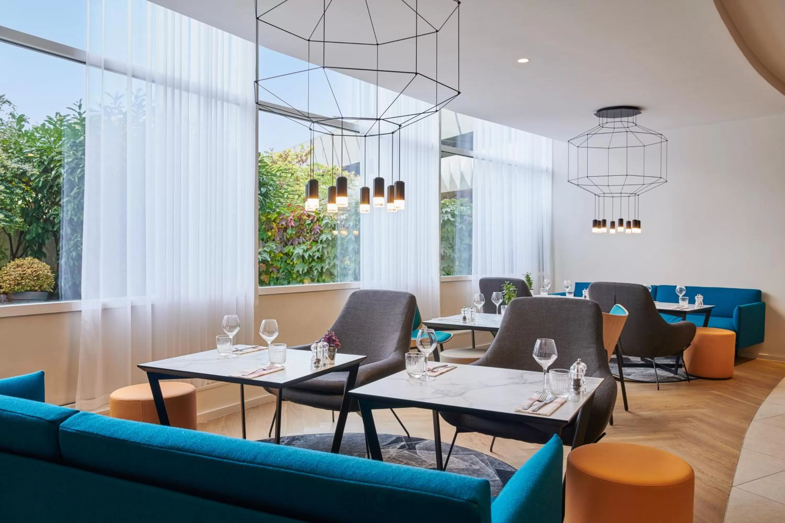 Restaurant/places to eat in Mercure Paris La Défense