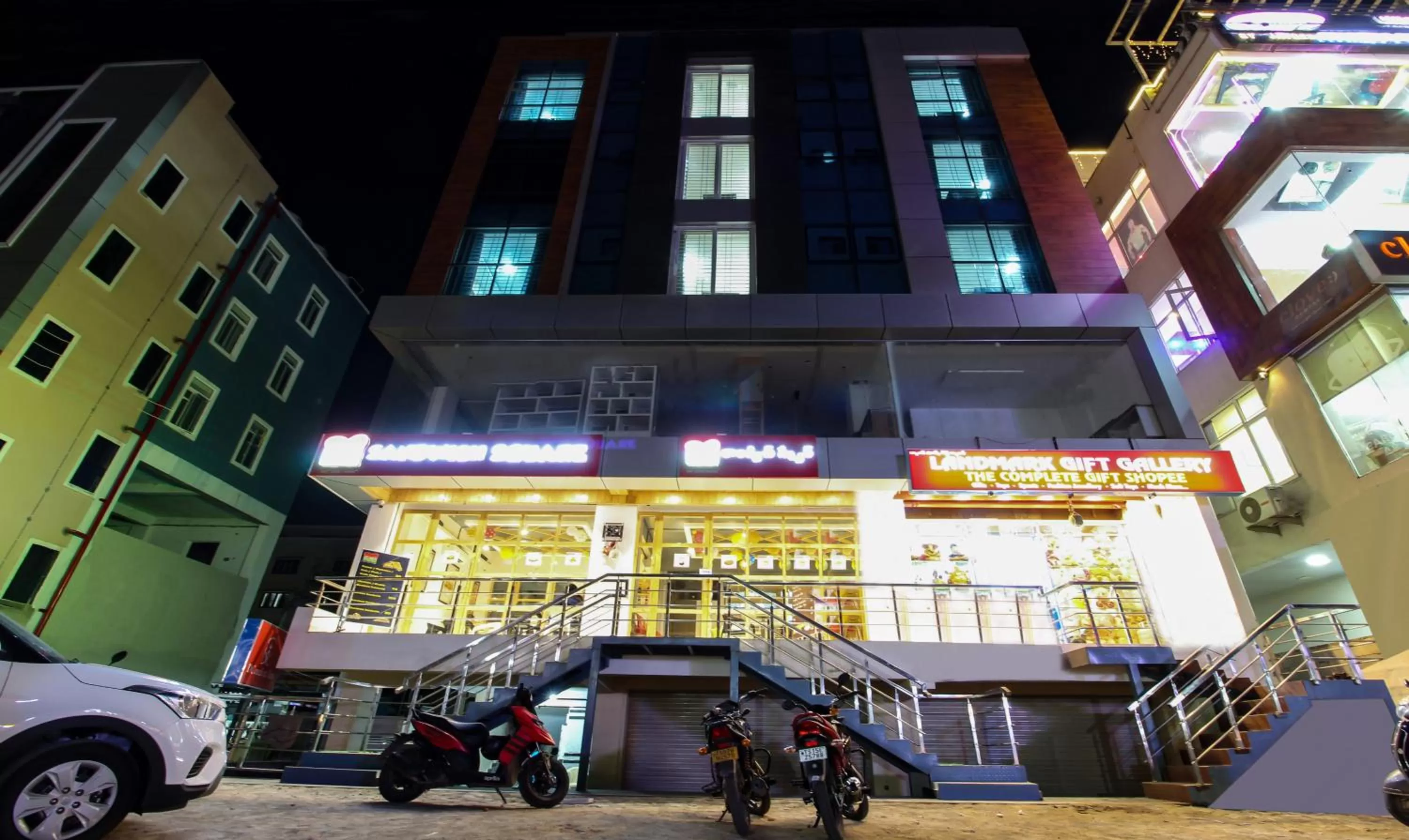 Property building in Itsy Hotels D'Comfort Inn