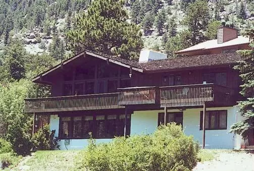 Facade/entrance in Wildwood Inn