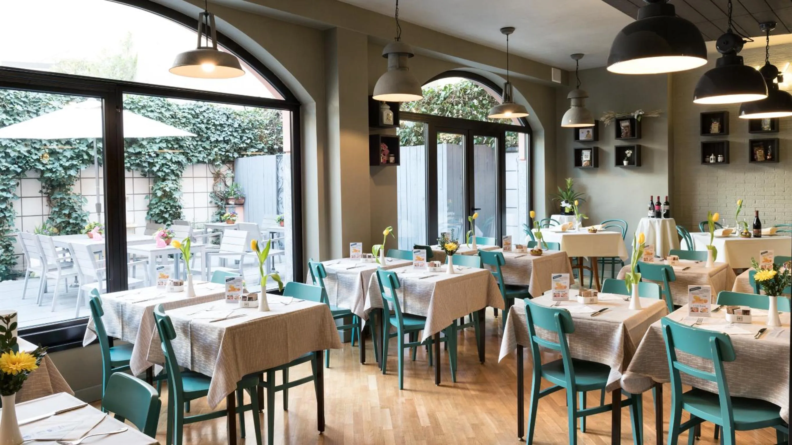 Restaurant/places to eat in Hotel Lombardia