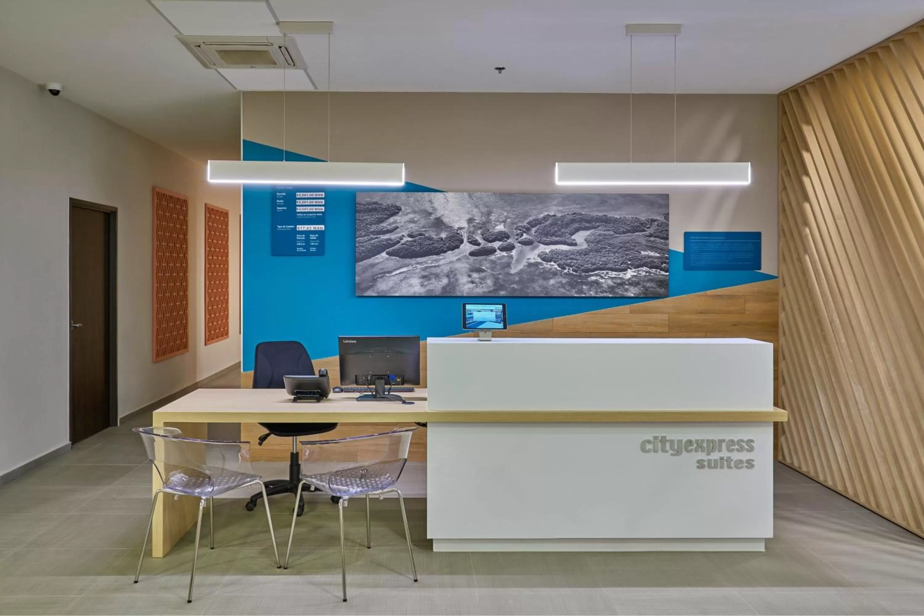 Lobby or reception in City Express Suites by Marriott Cancún Aeropuerto