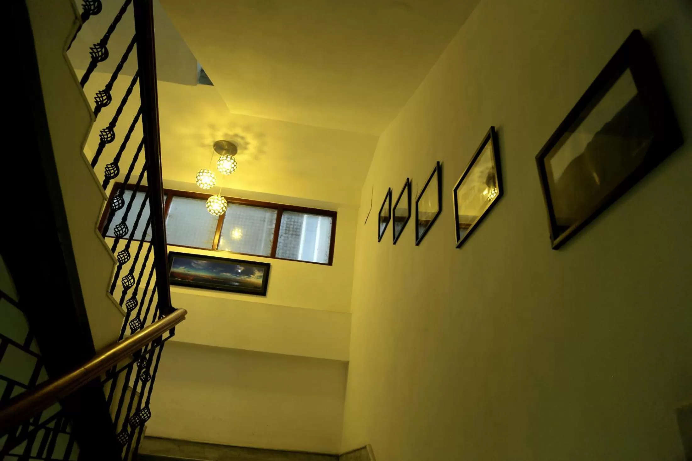 Property building, TV/Entertainment Center in Muscatel Yavachi - 400 Mts from MG Marg