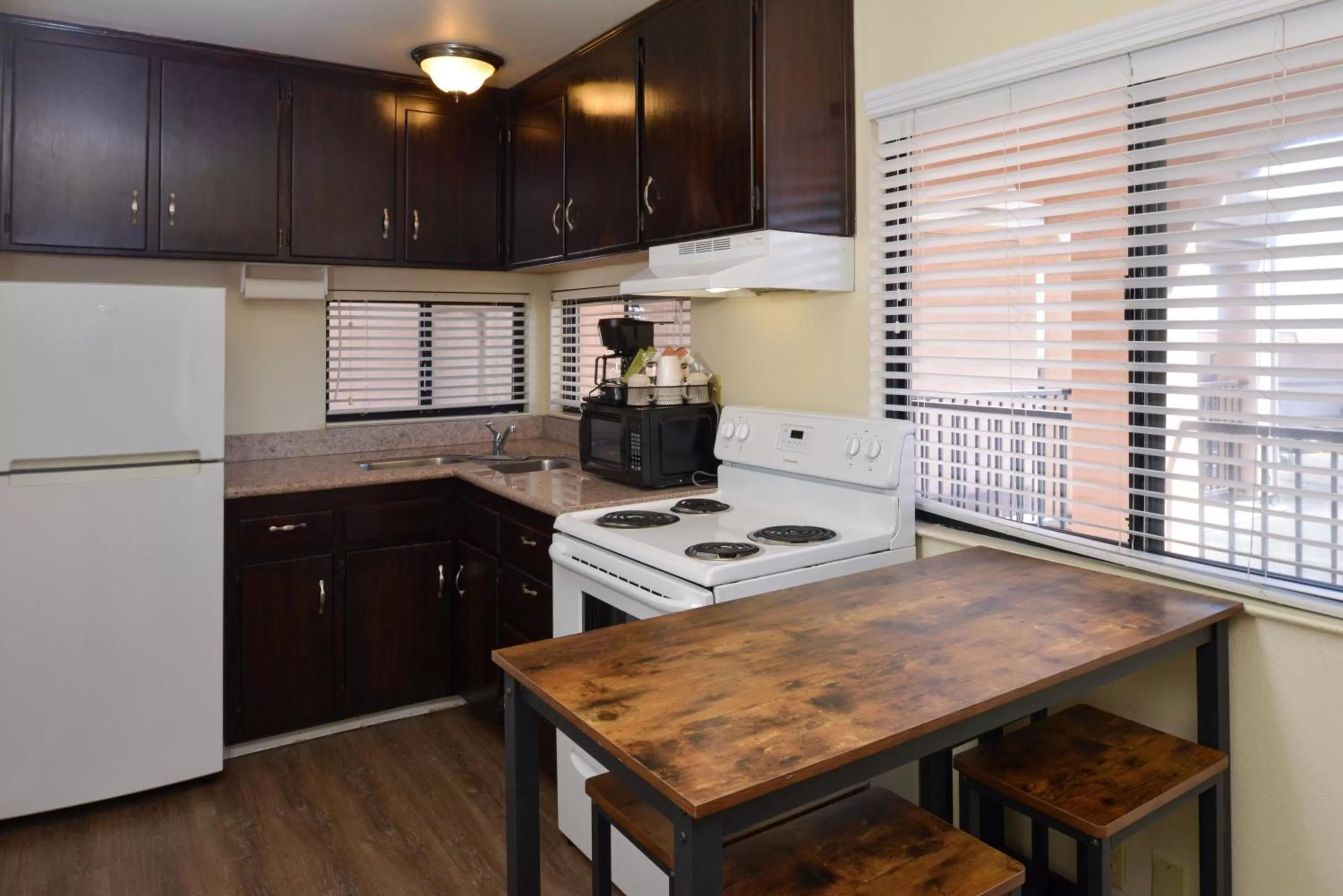 Kitchen or kitchenette in Edgewater Inn and Suites