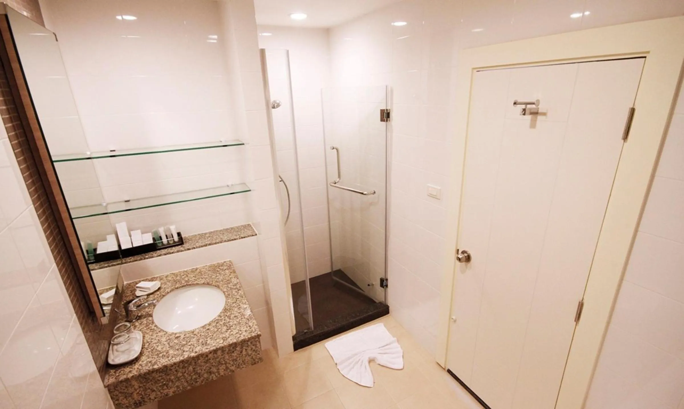 Bathroom in Classic Kameo Hotel & Serviced Apartments, Ayutthaya