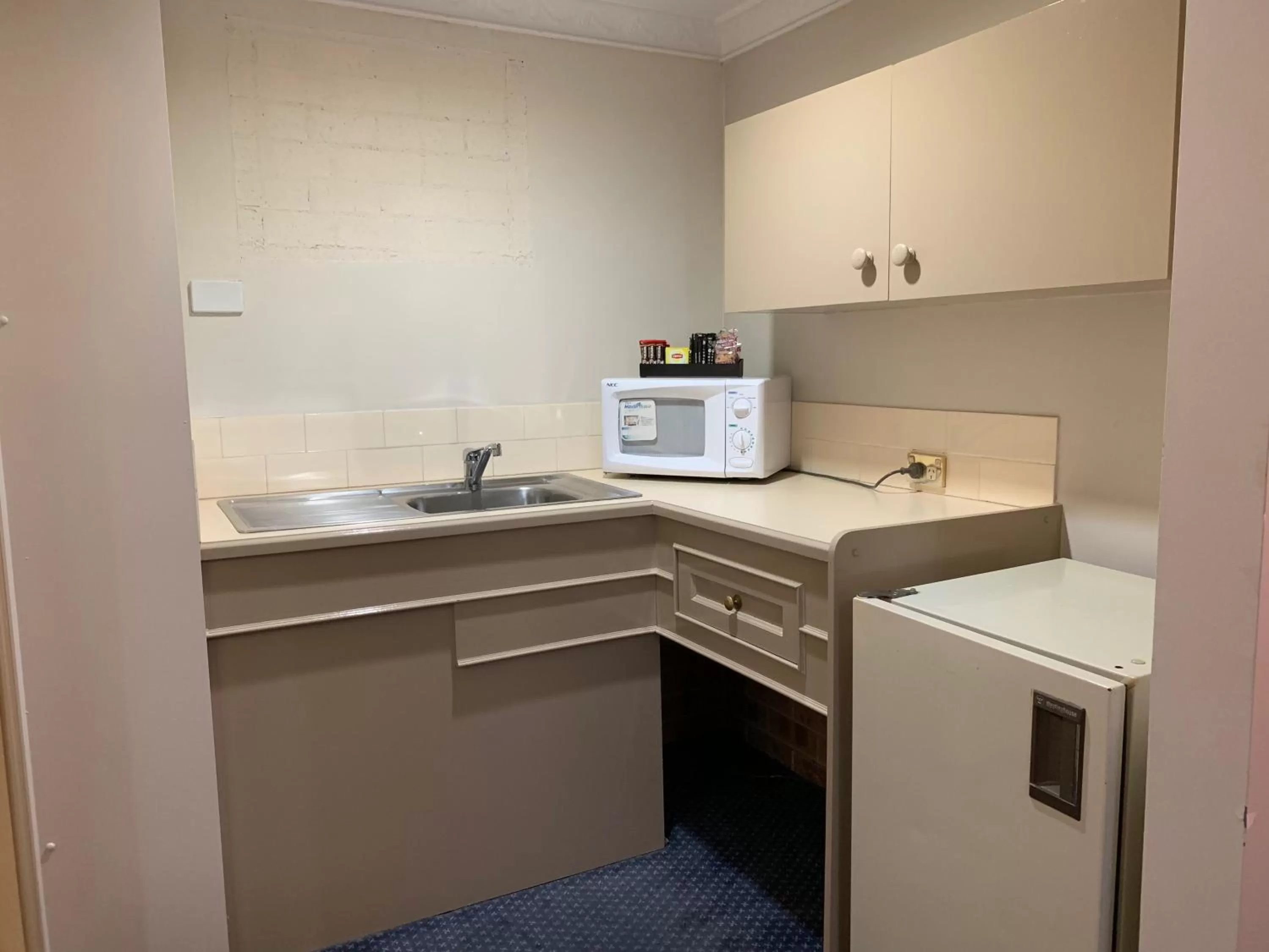 Kitchen or kitchenette in Heritage Motor Inn Goulburn