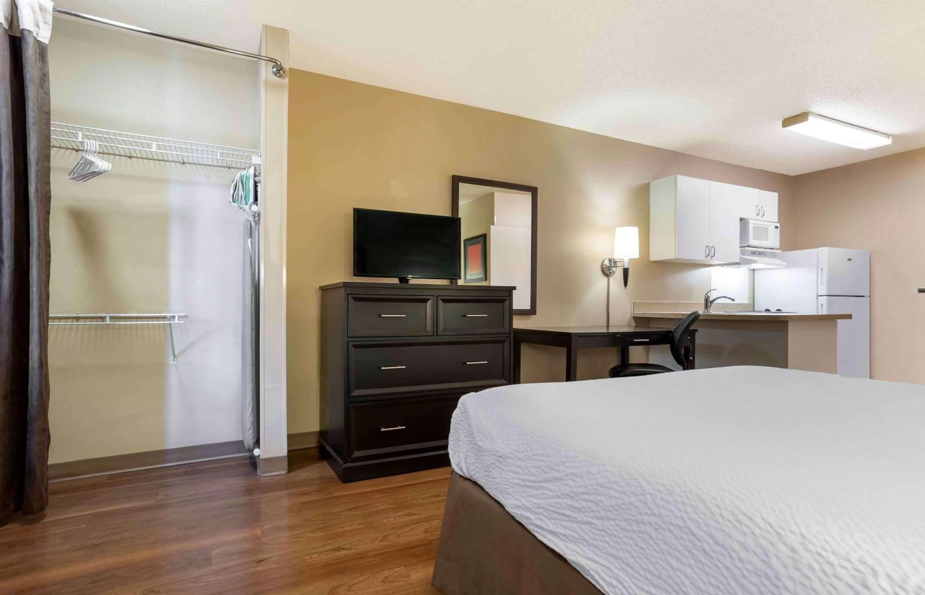 Bedroom, Bed in Extended Stay America Select Suites - Baton Rouge - Citiplace