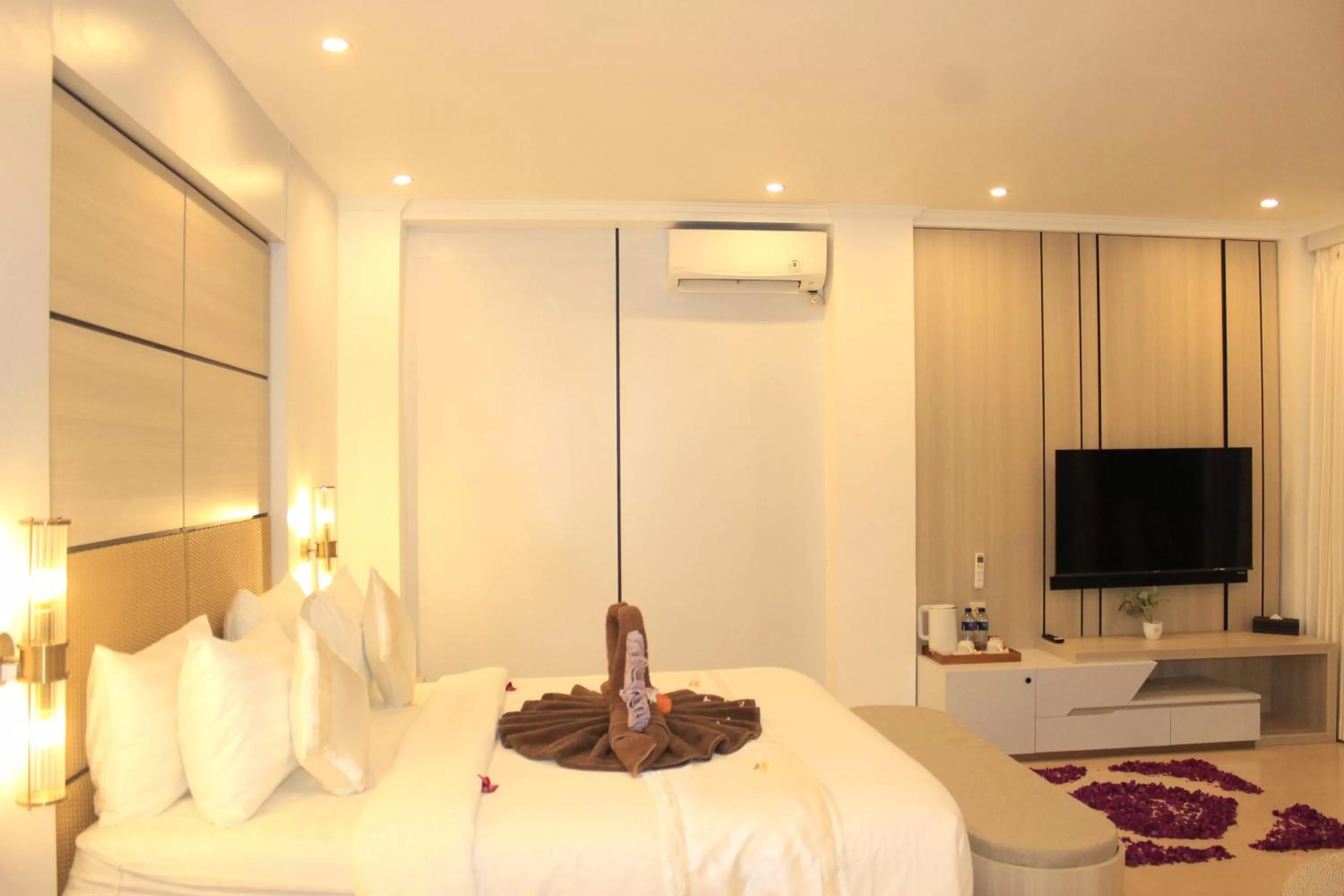 Communal lounge/ TV room, Bed in SUITE OCEAN BLUE