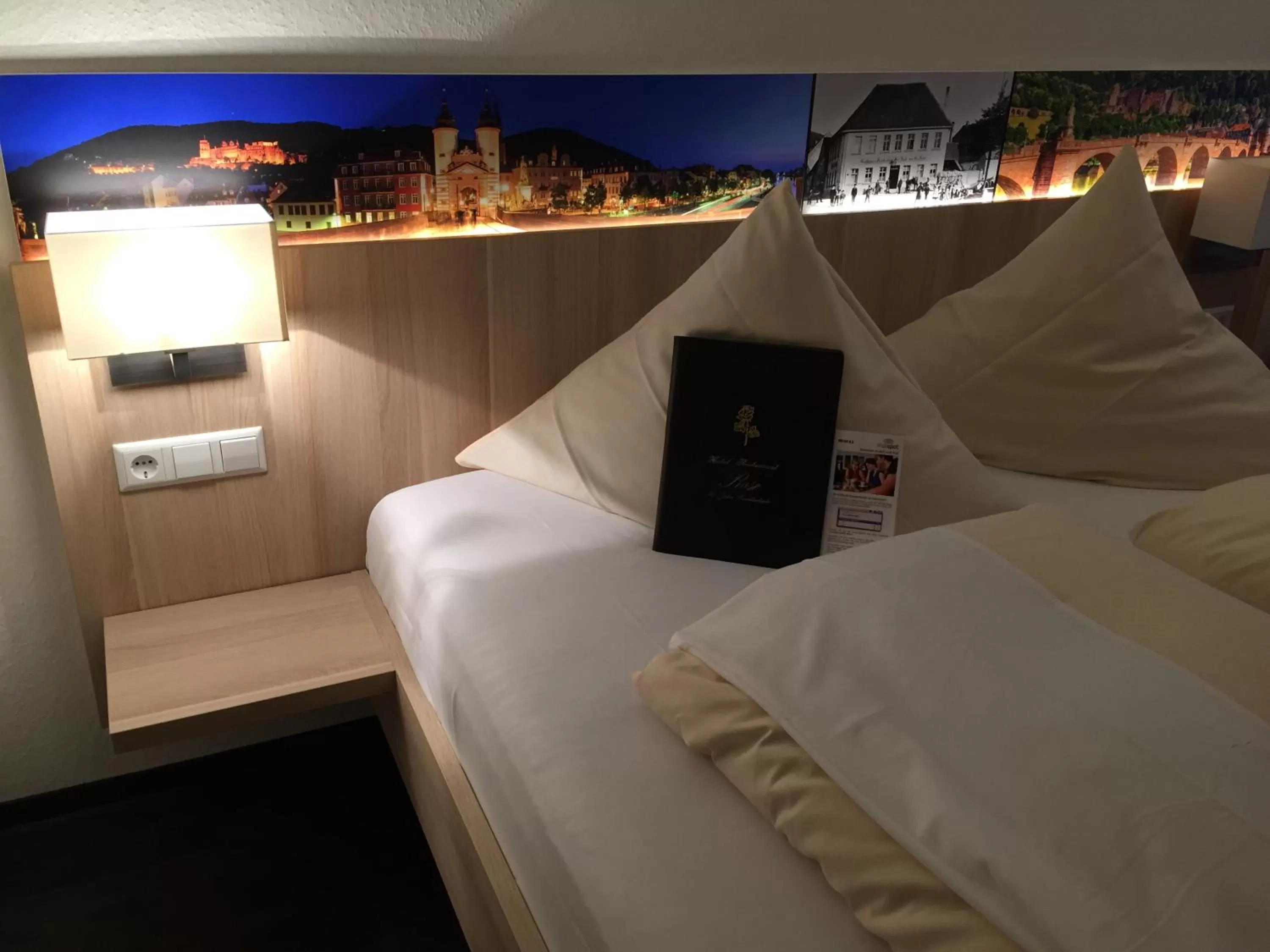 Photo of the whole room, Bed in Hotel Rose Heidelberg inklusive Frühstück, Saunanutzung und Parkplätze nach Verfügbarkeit