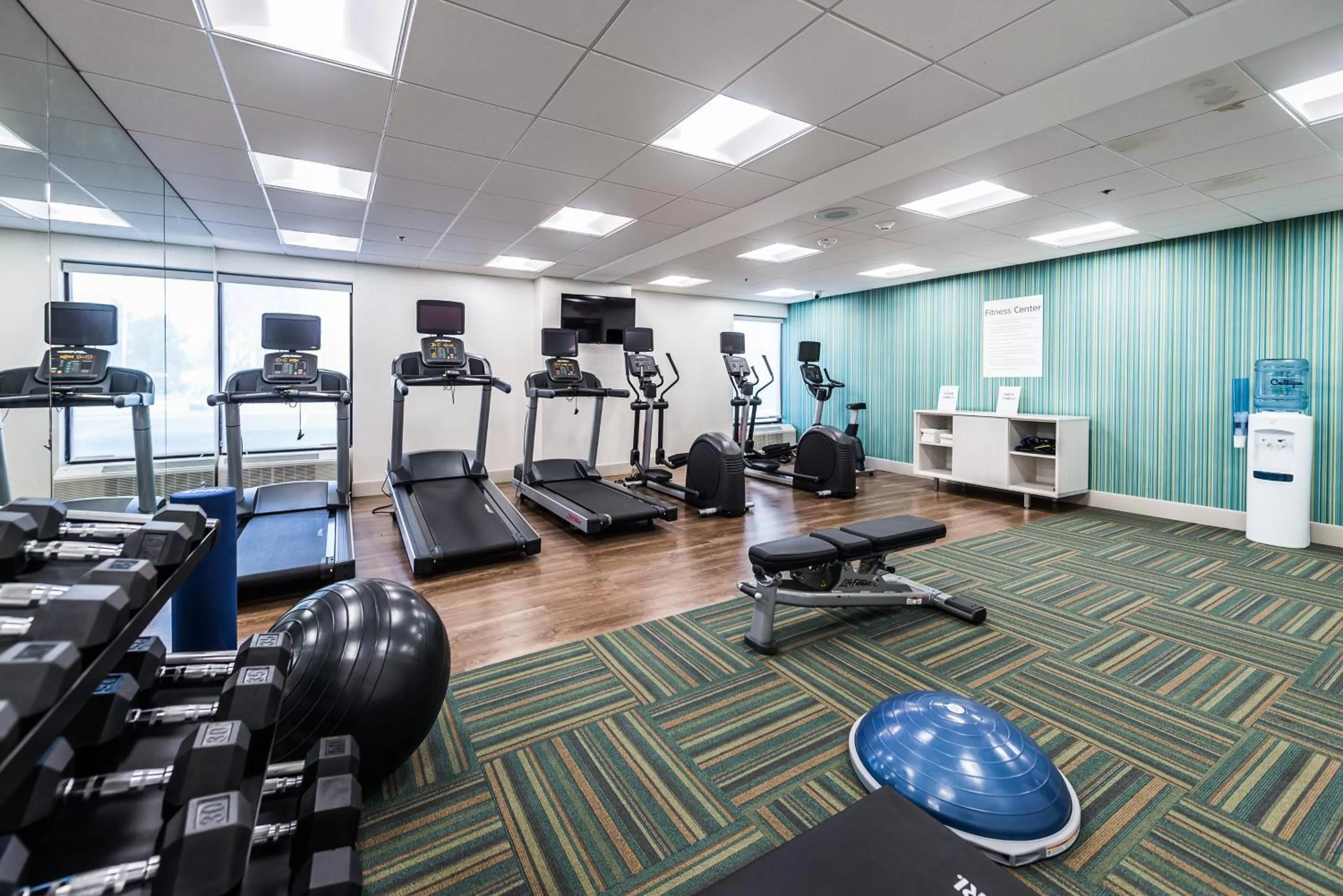 Fitness centre/facilities in Holiday Inn Express Flint-Campus Area by IHG